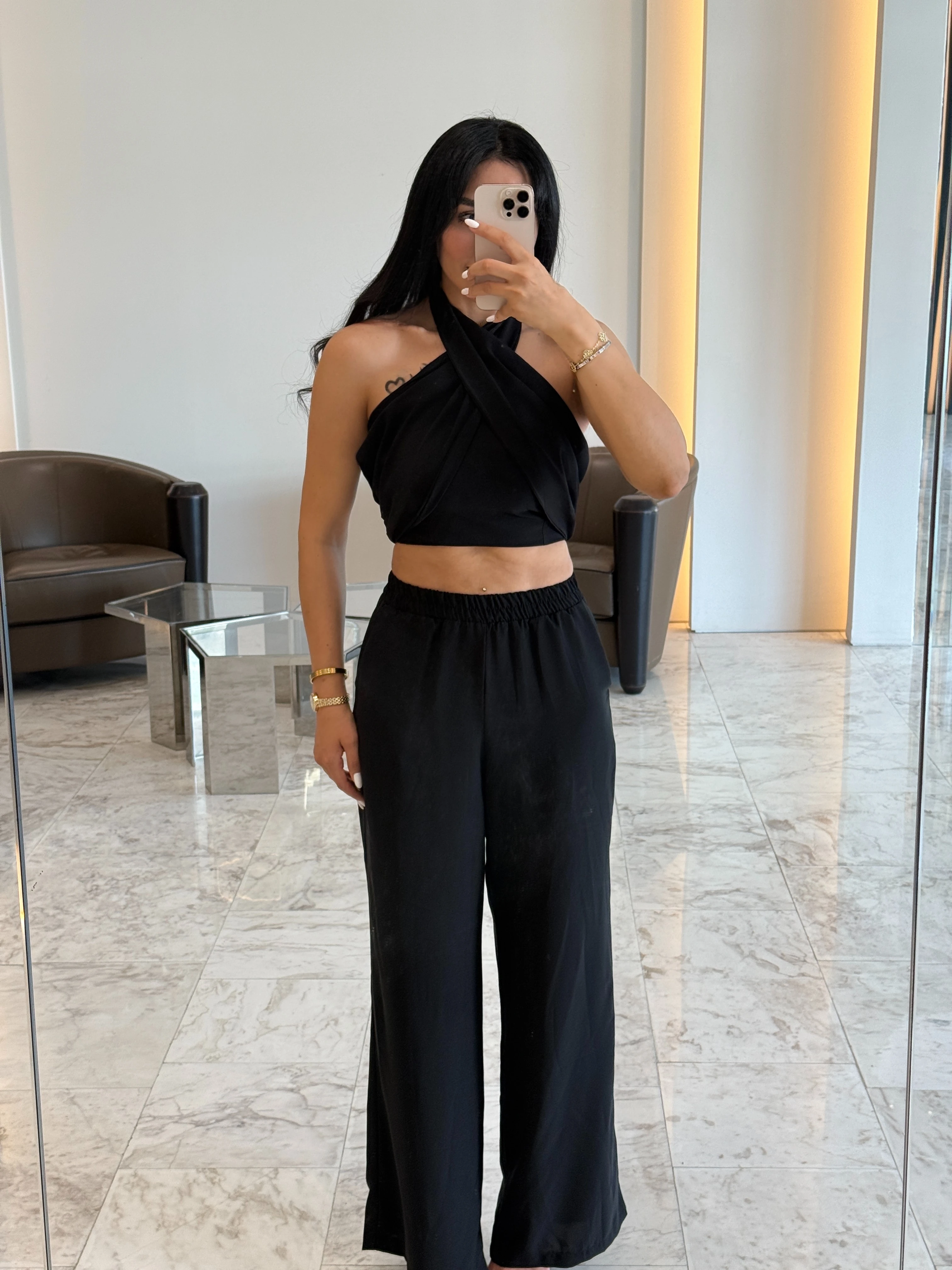 Beyaz Boyundan Bağlama Detaylı Takım - Siyah