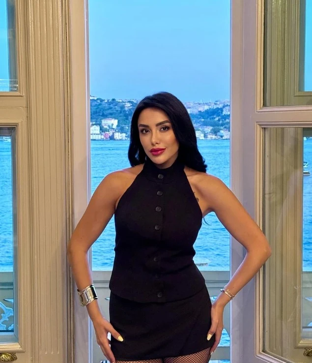 Sırt Dekolteli Bluz