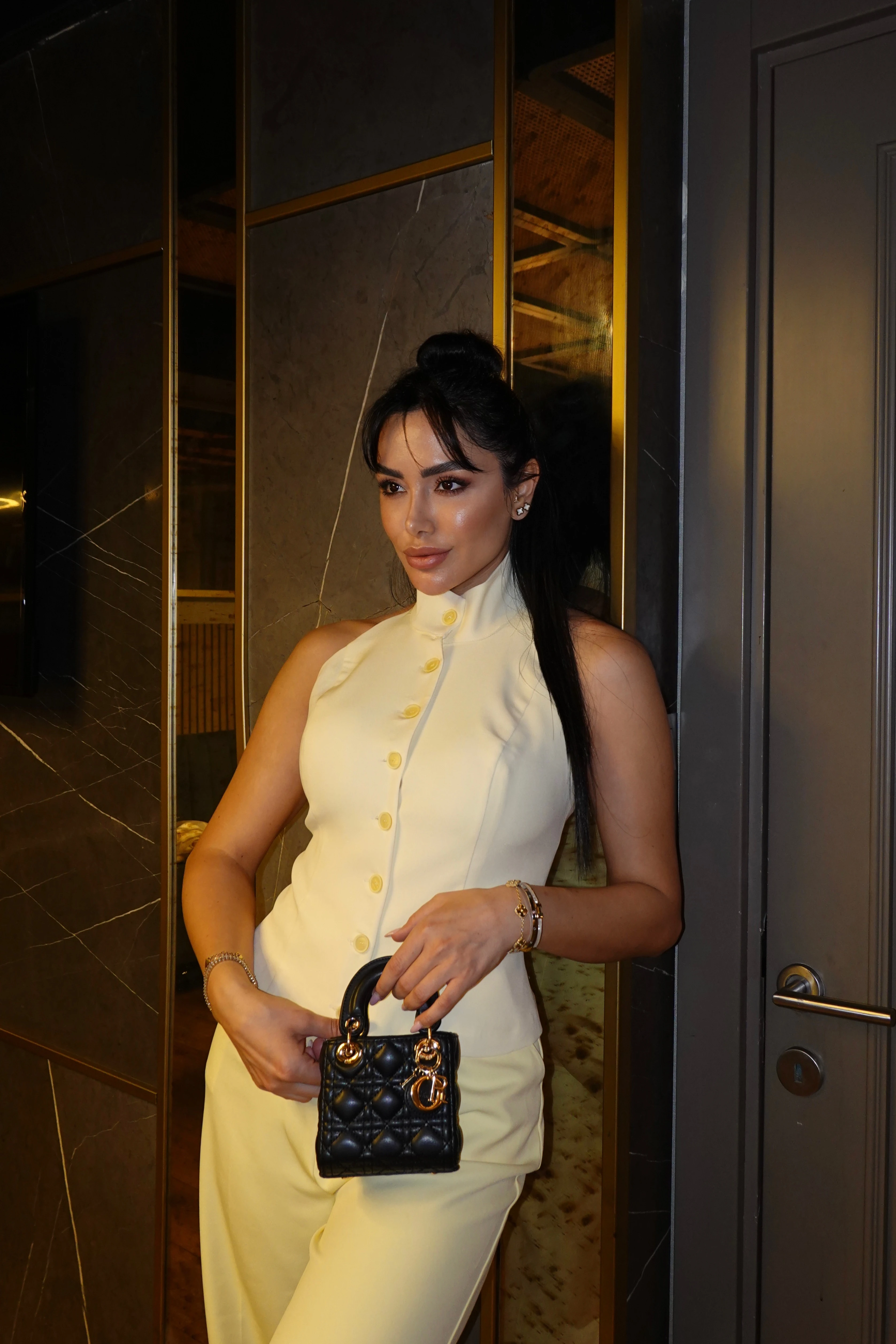 Sırt Dekoldeli Düğme Detay Bluz