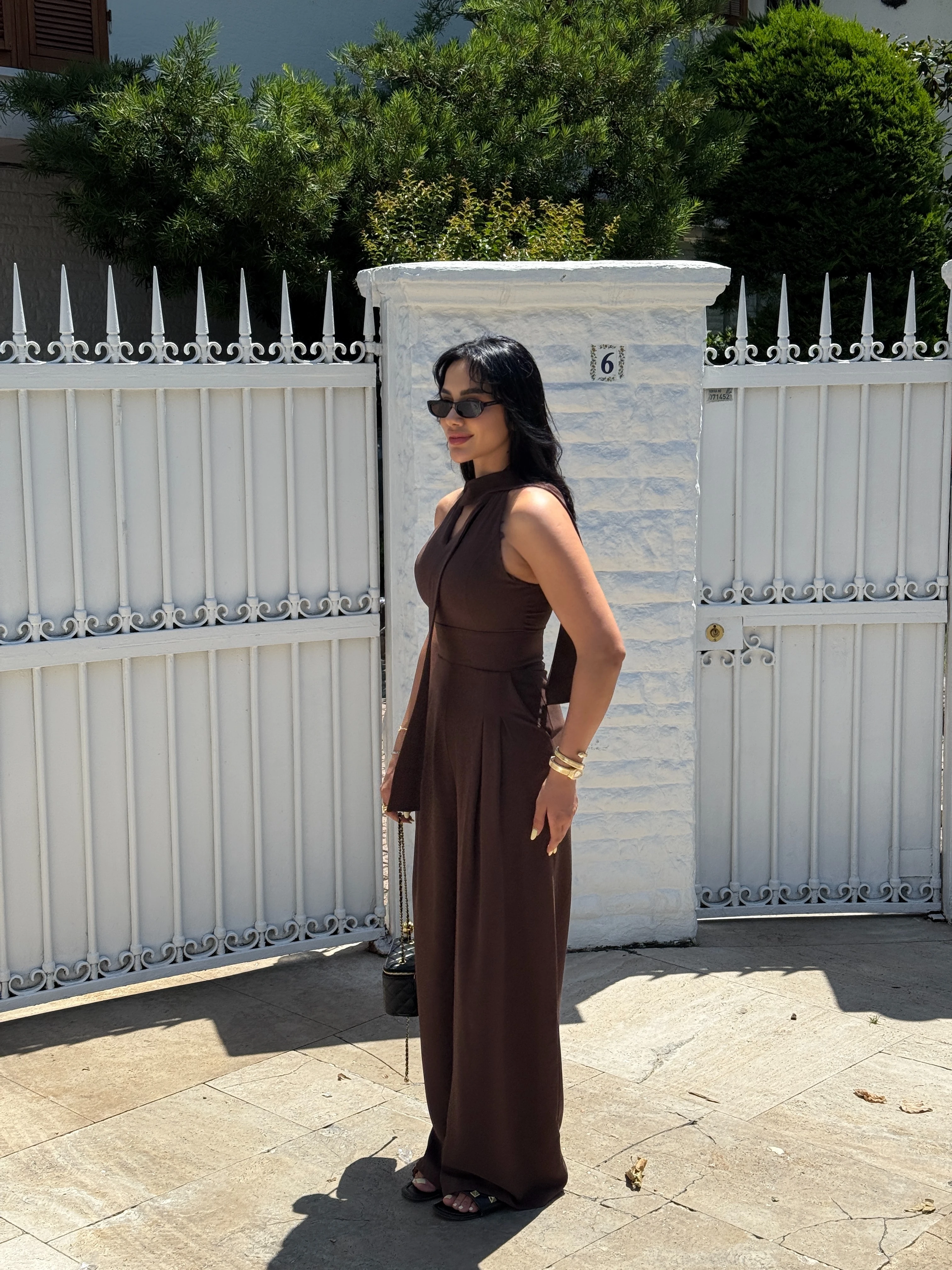 Boyundan Bağlama Detaylı Kahverengi Tulum