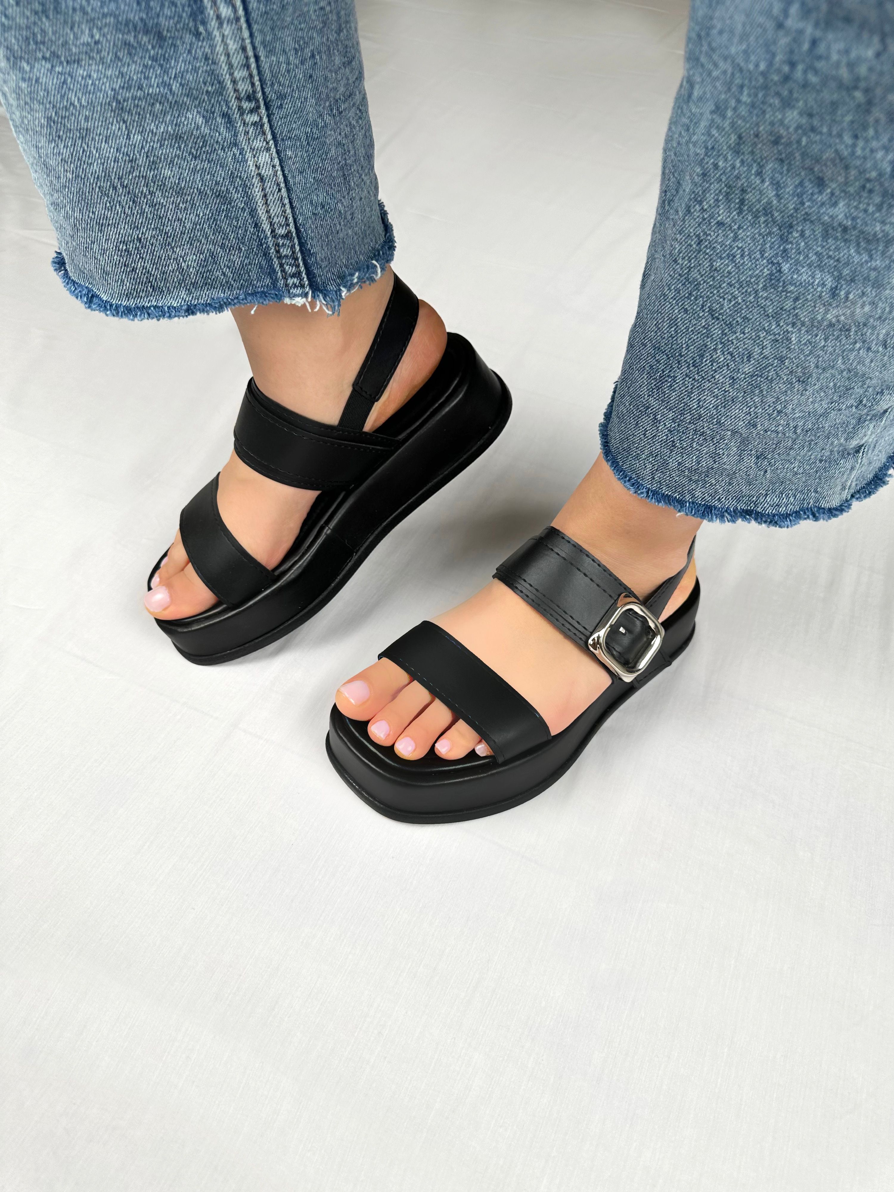 Bella Tek Tokalı Sandalet 