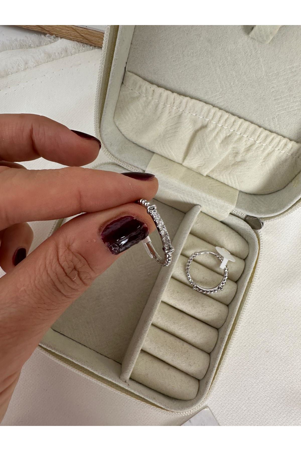 Gümüş Renkli Önü Minimal Taşlı Yanları Dorikalı Yüzük