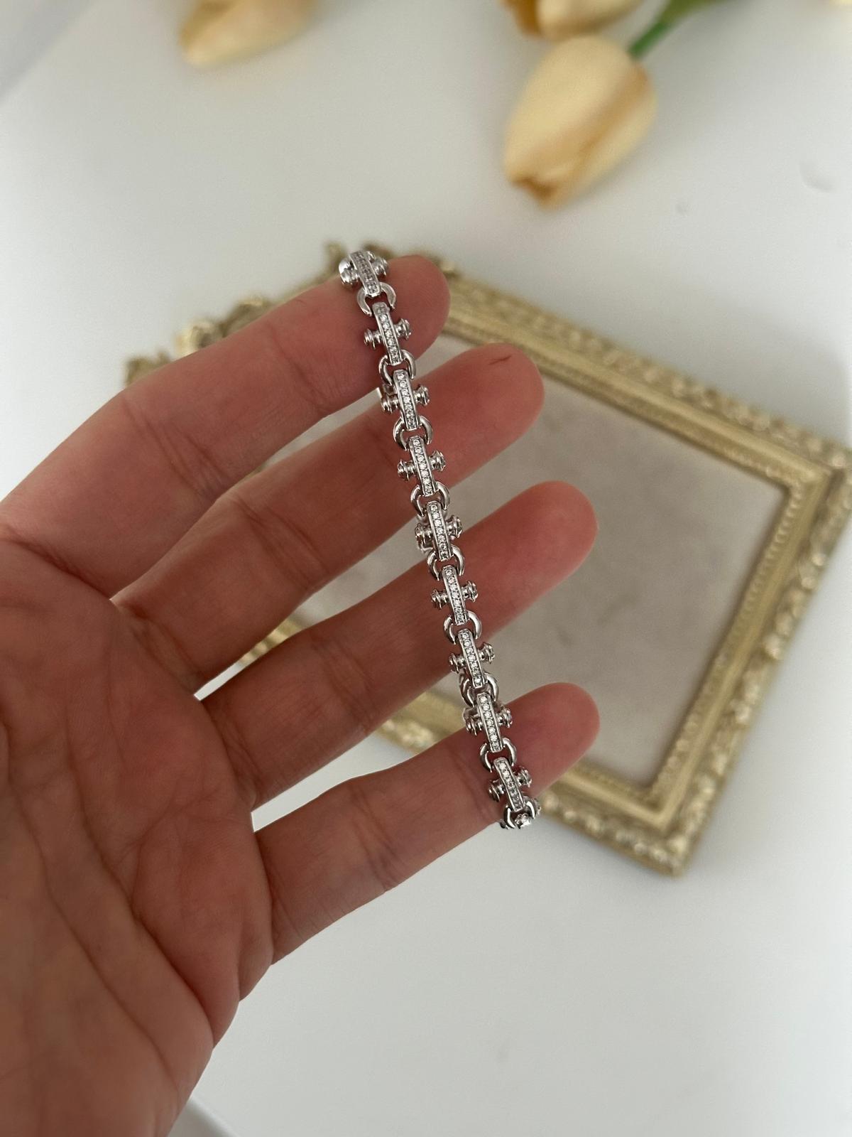 Gümüş Renkli Oritası Kilit Şeritli Vidalı Bileklik