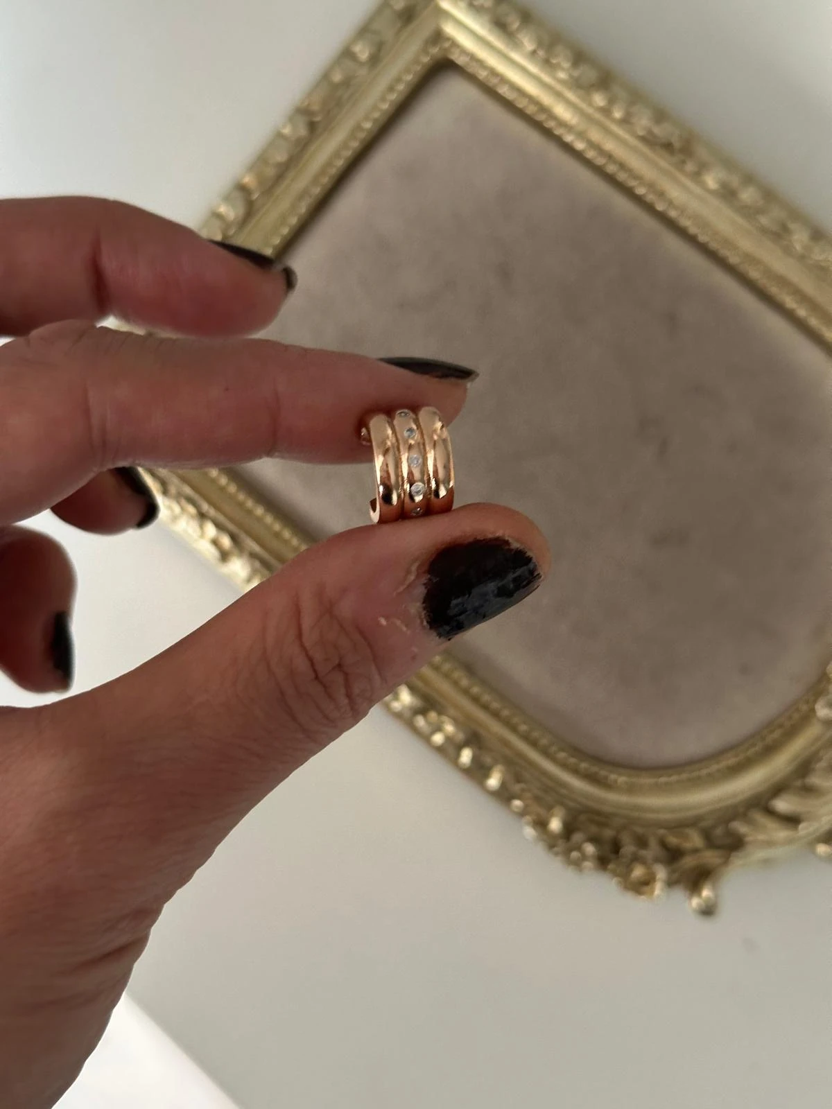 18K Rose Gold Üçlü Görünüm Ortası Sıra Taşlı Küpe