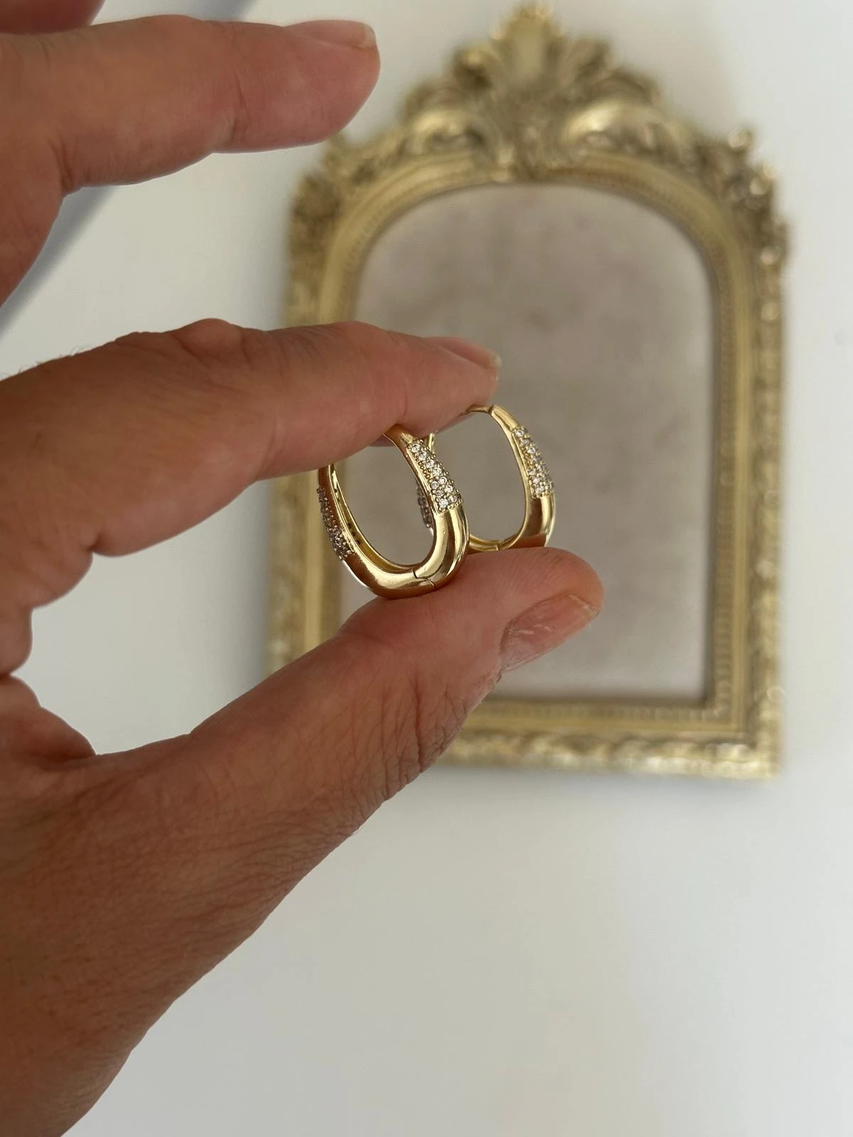 14K Gold Renkli Oval Dolum Kesim Kuyum İki Tarafı Montür Taşlı Küpe