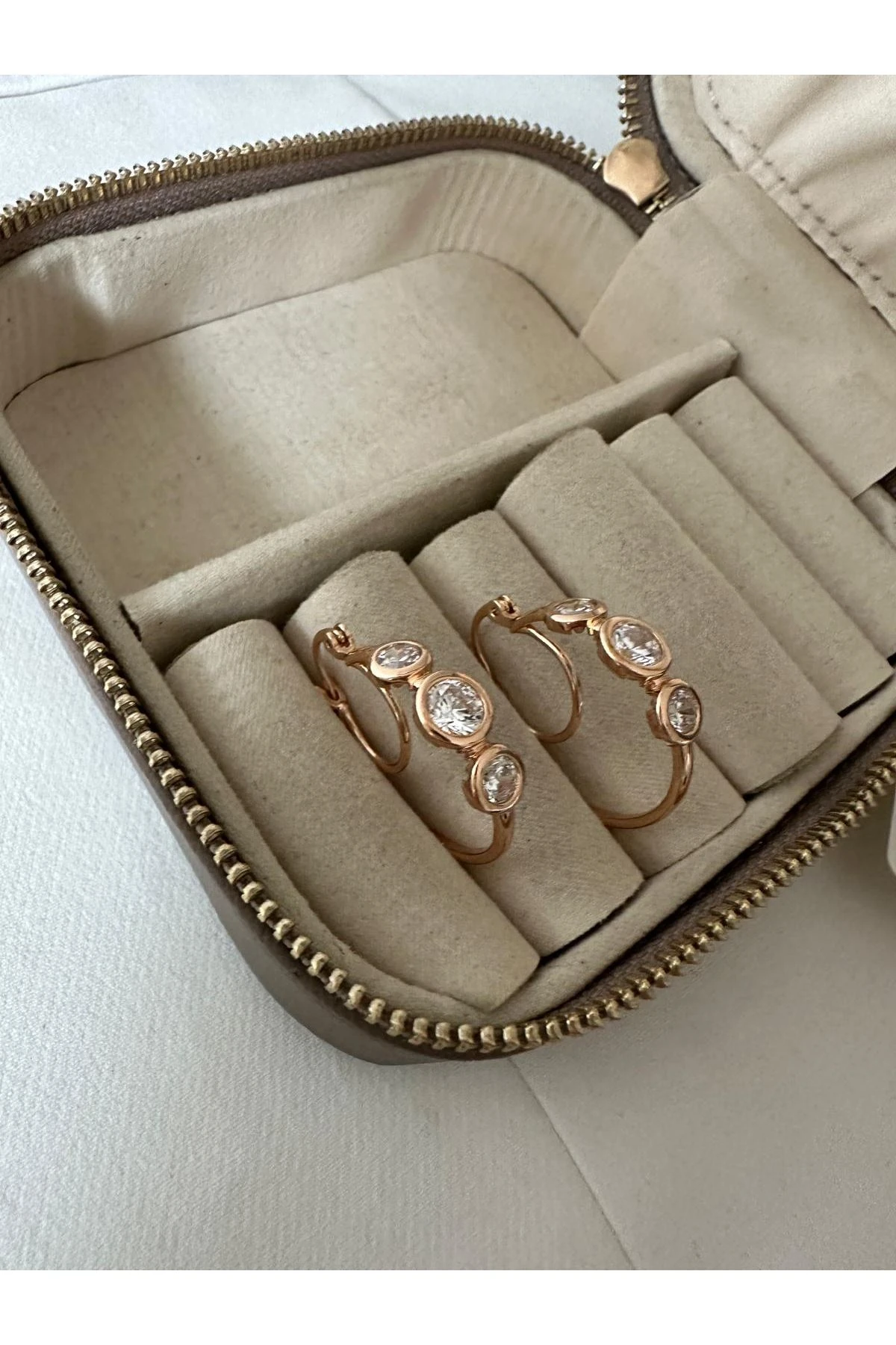 18K Rose Gold Renkli İç İçe Geçmeli Önü Üç Taşlı Halka Küpe
