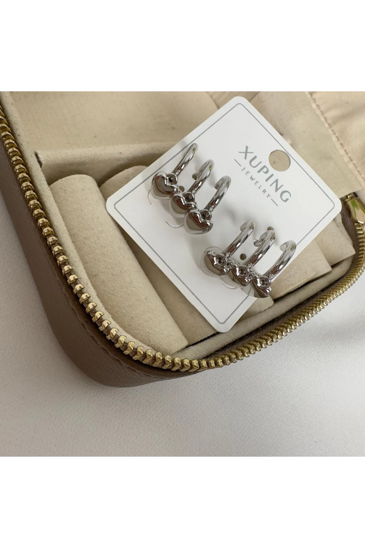 Gümüş Renkli Üç Kulak Deliği Görümlü Plaka Kalp Küpe