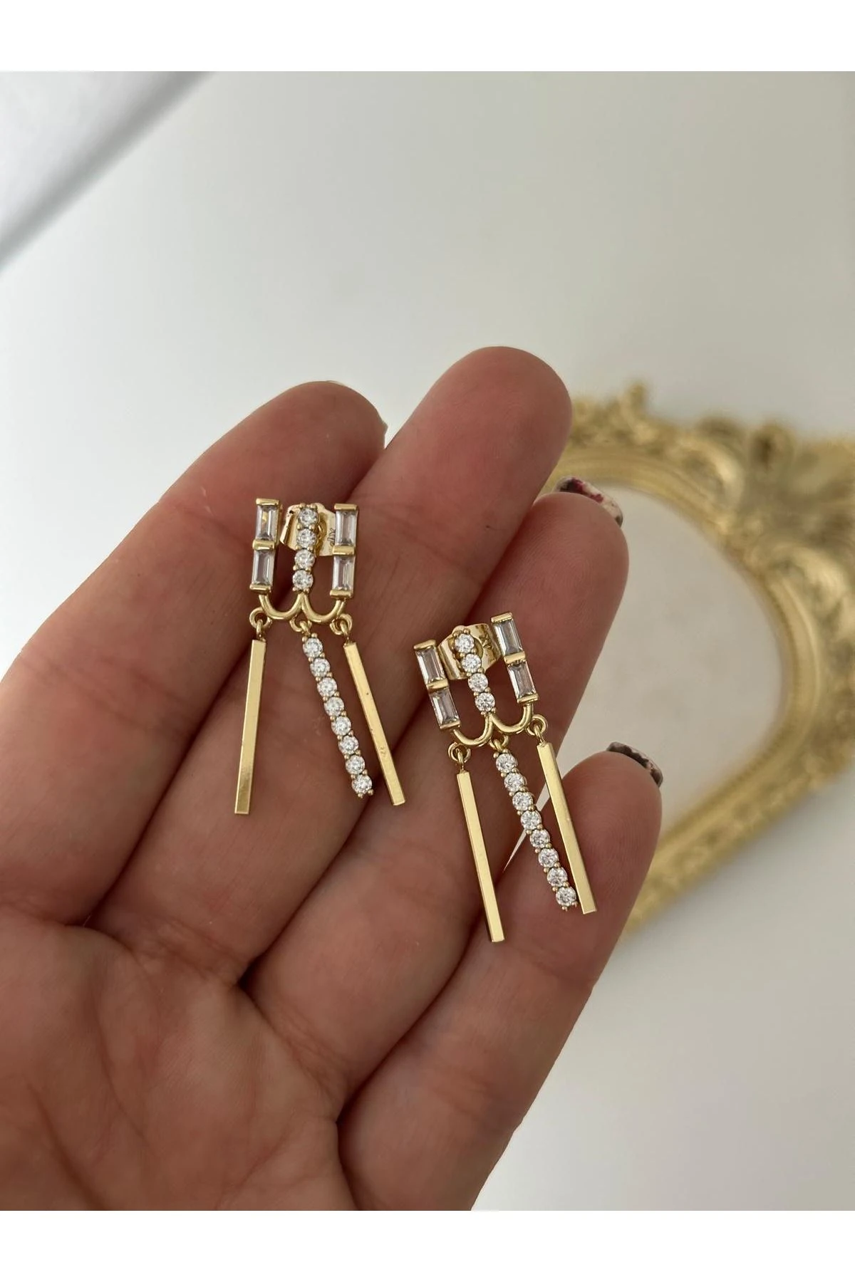 14K Gold Renkli Üç Çubuklu Kristal Taşlı Sarkık Küpe