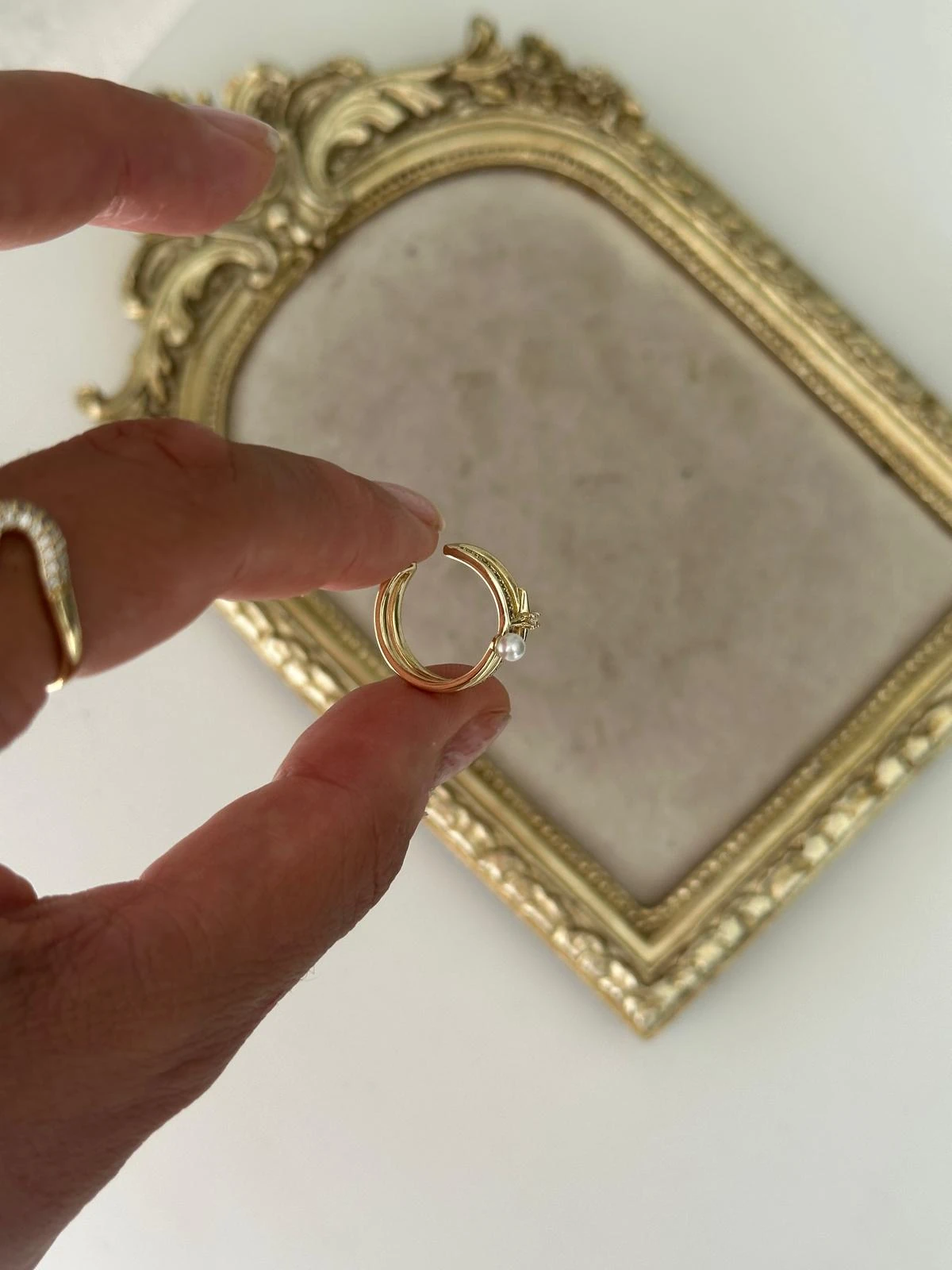 14K Gold Renkli Üçlü Görünüm Kutup Yıldızı Ortası Şerit Taşlı İncili Kıkırdak Küpe