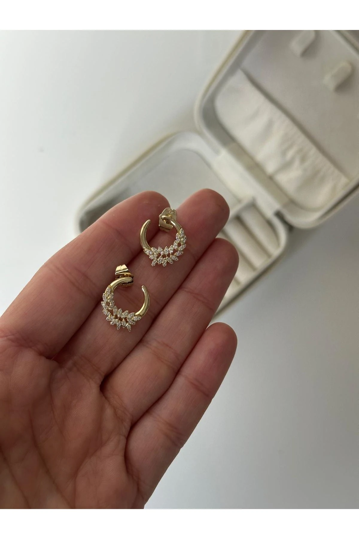 14K Gold Renkli  Halka Kesim Dal Sarmal Taşlı Küpe