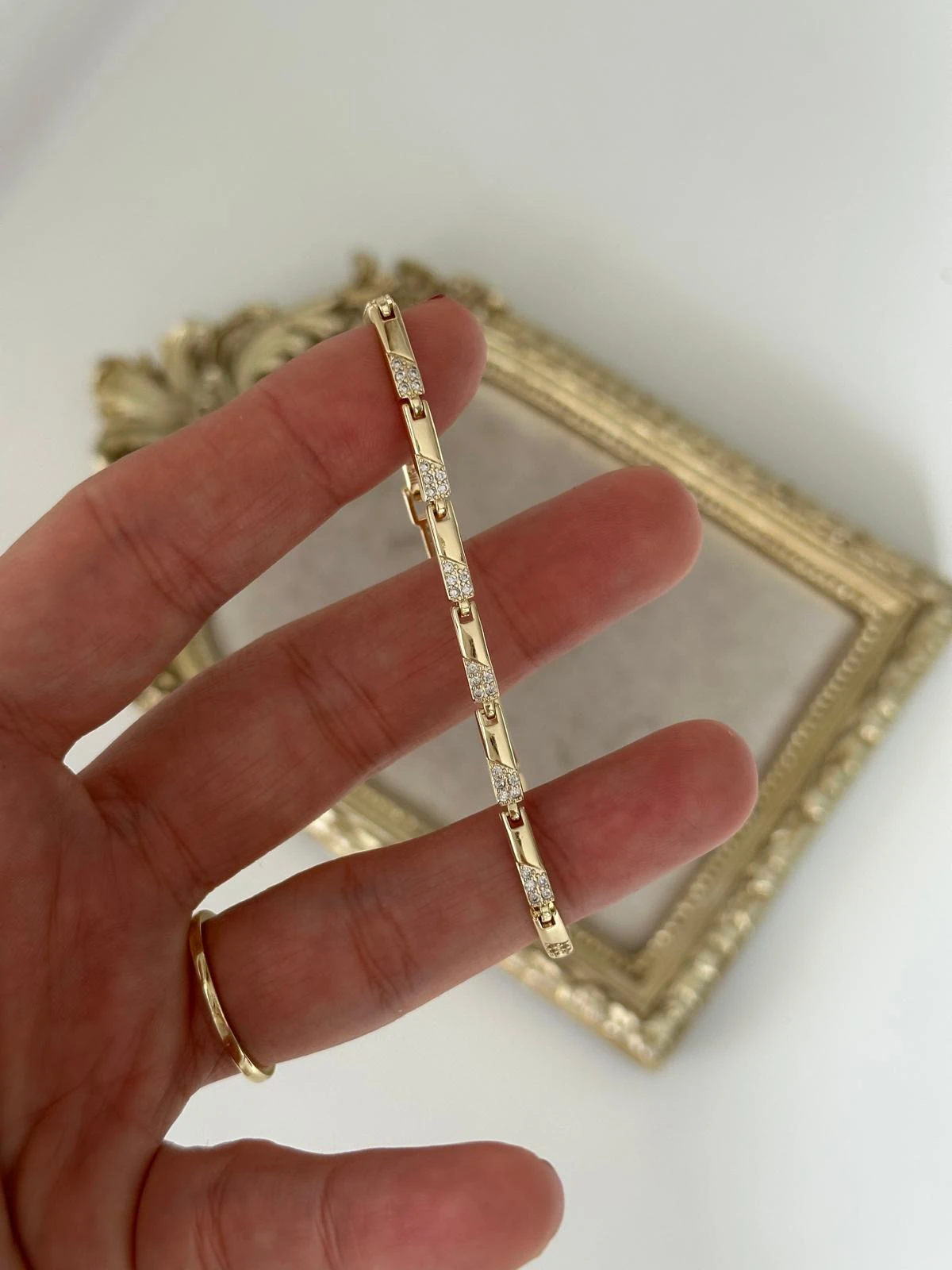 14K Gold Renkli Plaka Dikdörtgen Kesim Geçme Yarım Tur Taşlı Bileklik