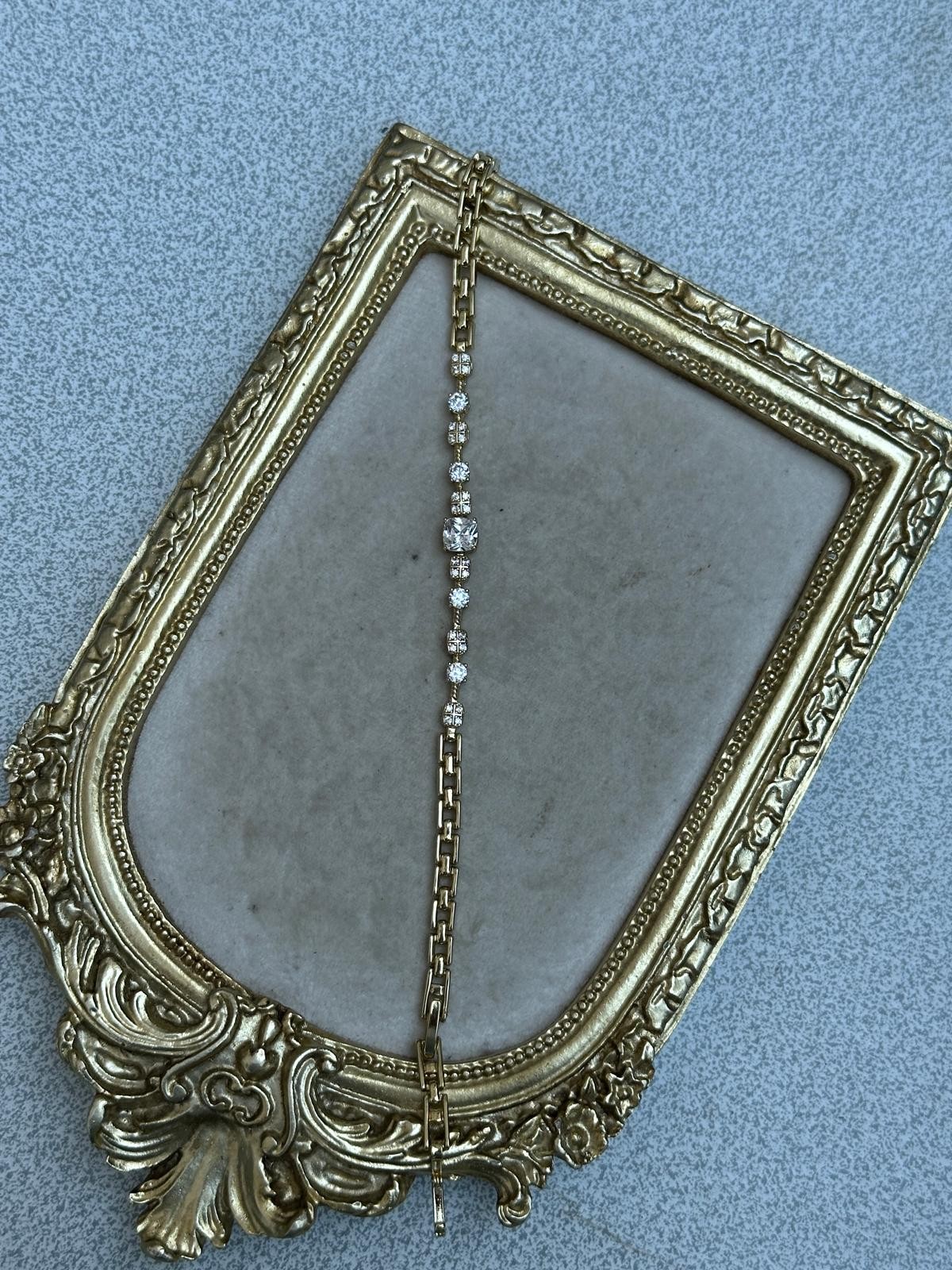 14K Gold Renkli Geometrik Kesimli Ortası Küp Baget Taşlı Bileklik