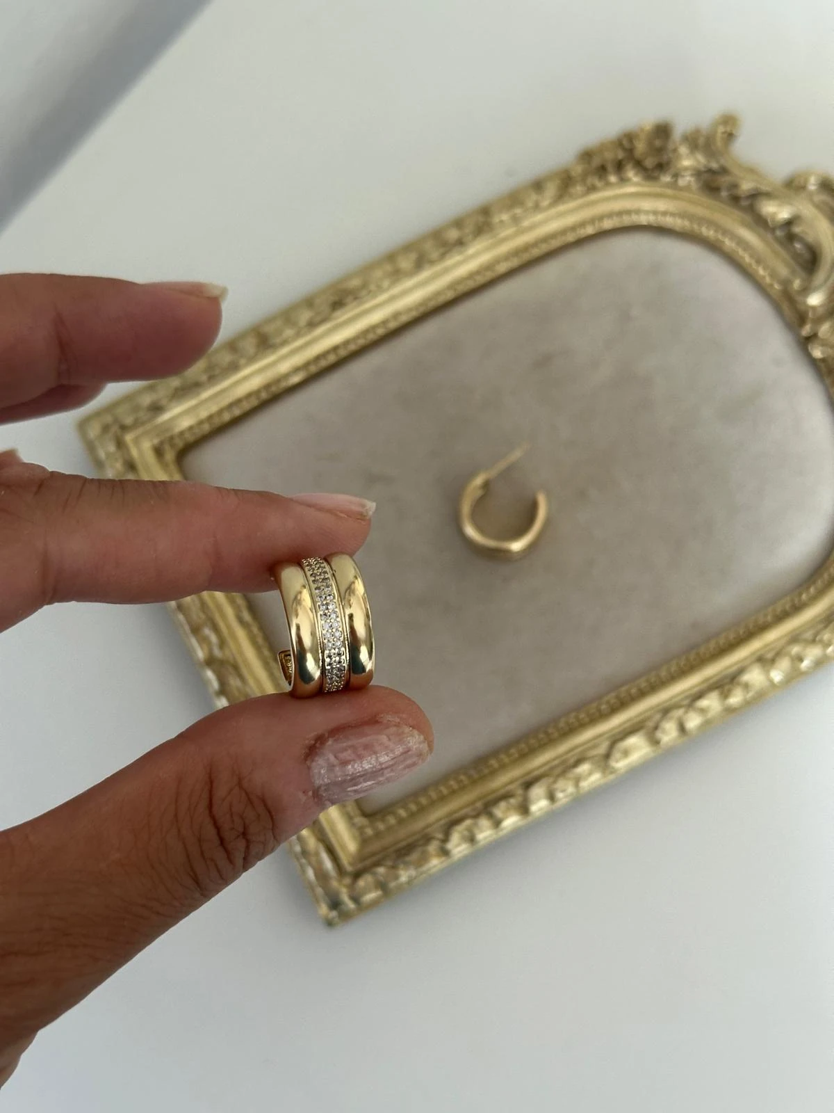 14K Gold Renkli Yarım Kalın Halka Ortası Şerit Montür Taşlı Küpe