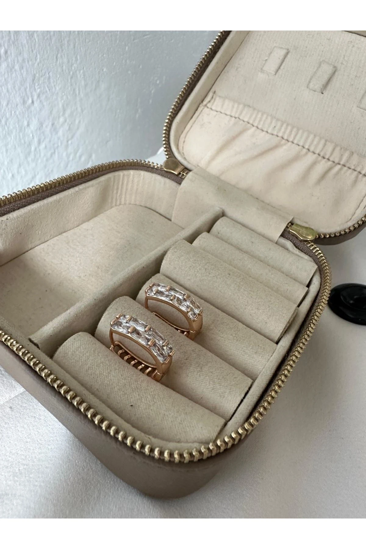 18K Rose Gold Renkli Oval Form Baget Taşlı Küpe