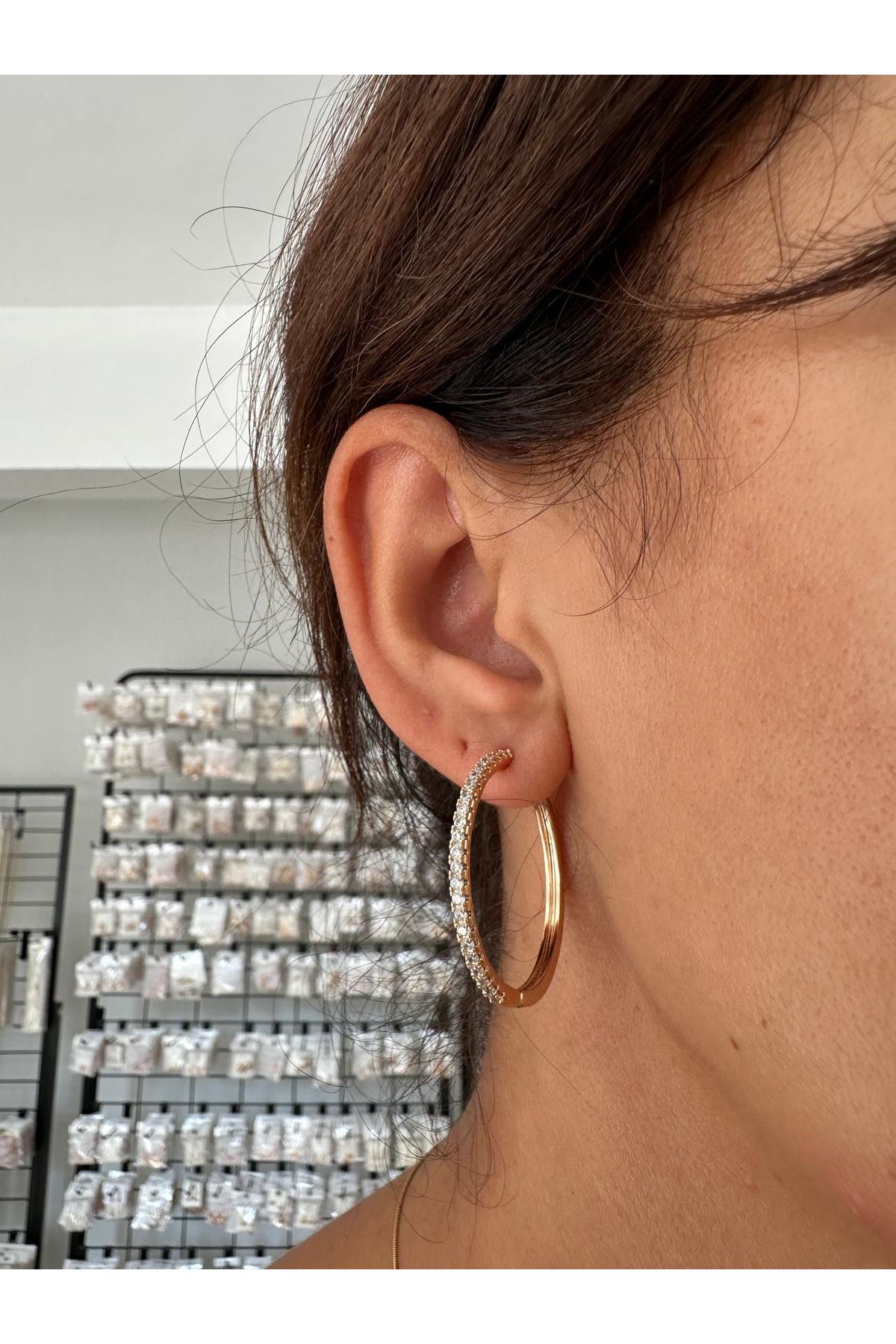 18K Rose Gold Renkli Büyük Halka İncecik Sıra Montür Taşlı Küpe