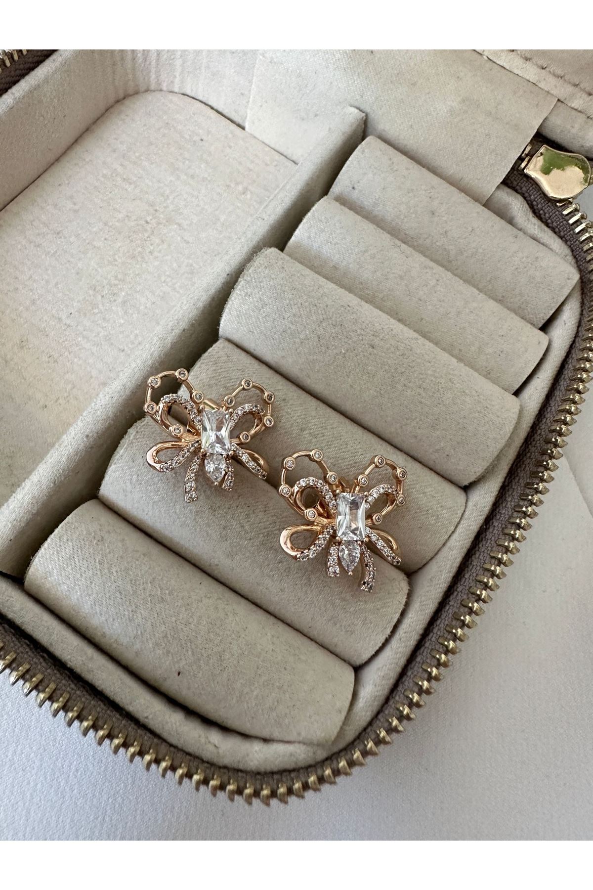 18K Rose Gold Renkli Kelebek Ortası Baget Damla Taşlı Küpe
