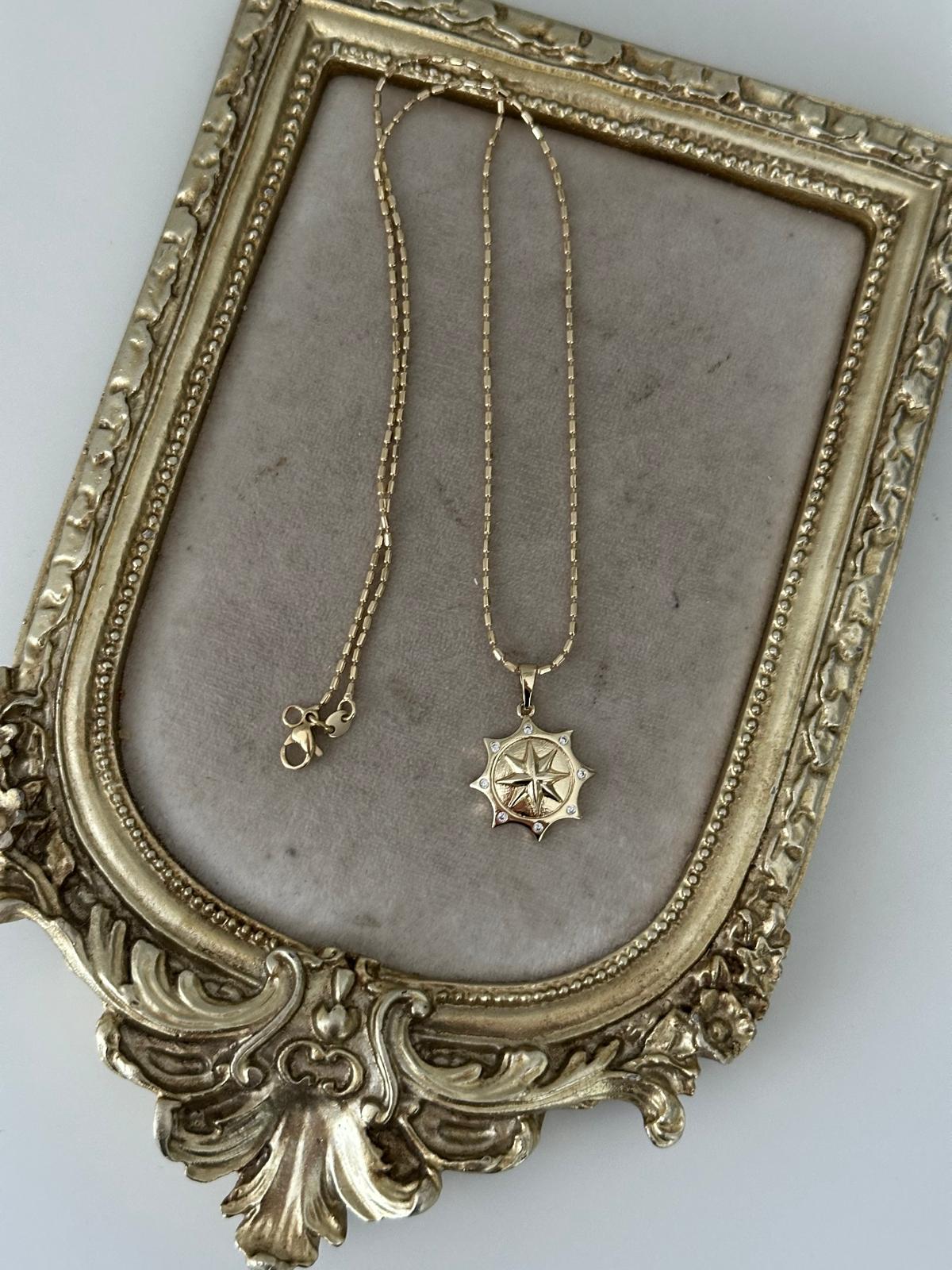 14K Gold Renkli Pusula Silindir Topçuklu Madalyon Kolye