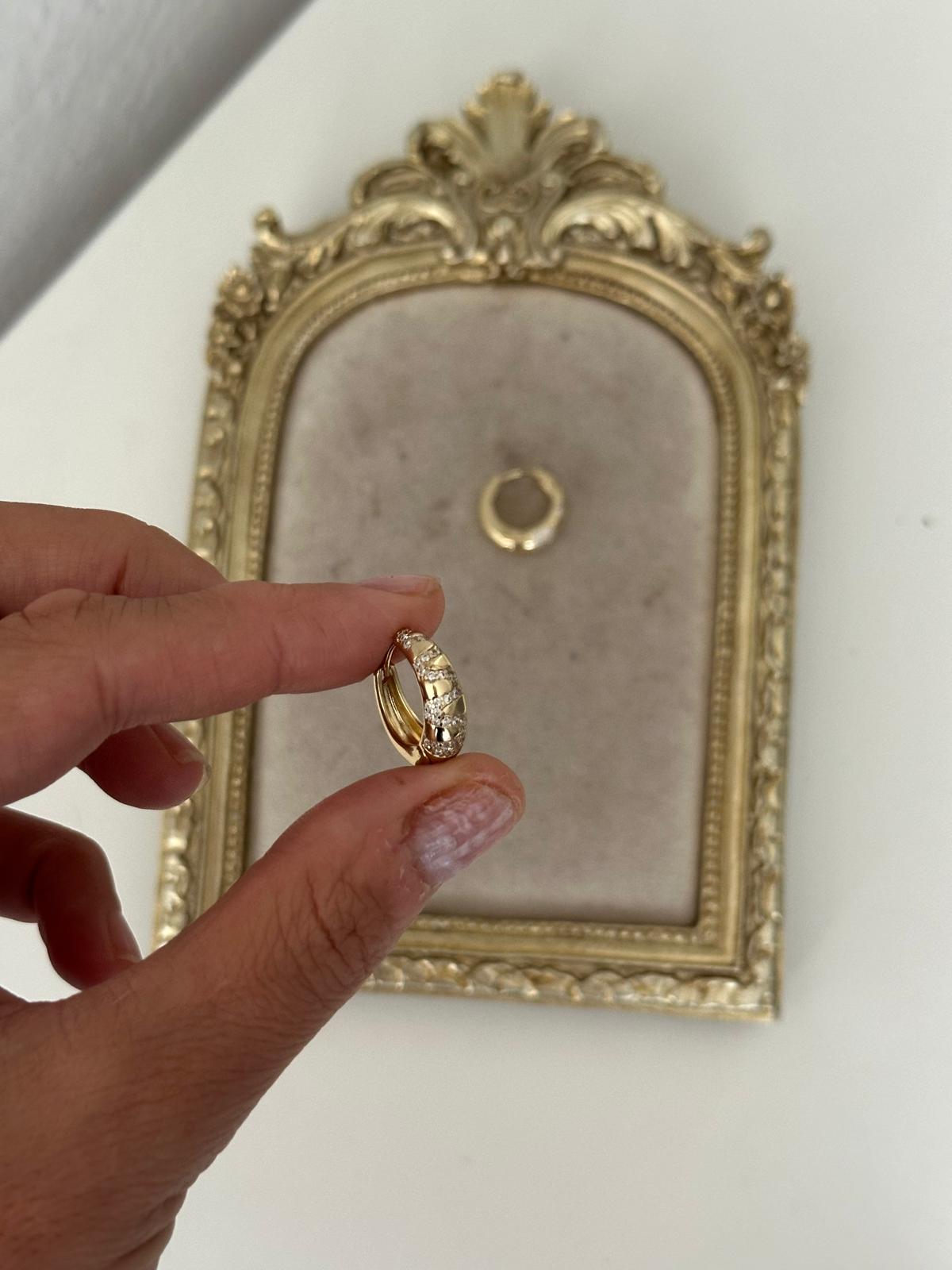 14K Gold Renkli Basıc Bomb Kesim Halka Önü Şerit Montür Taşlı Küpe