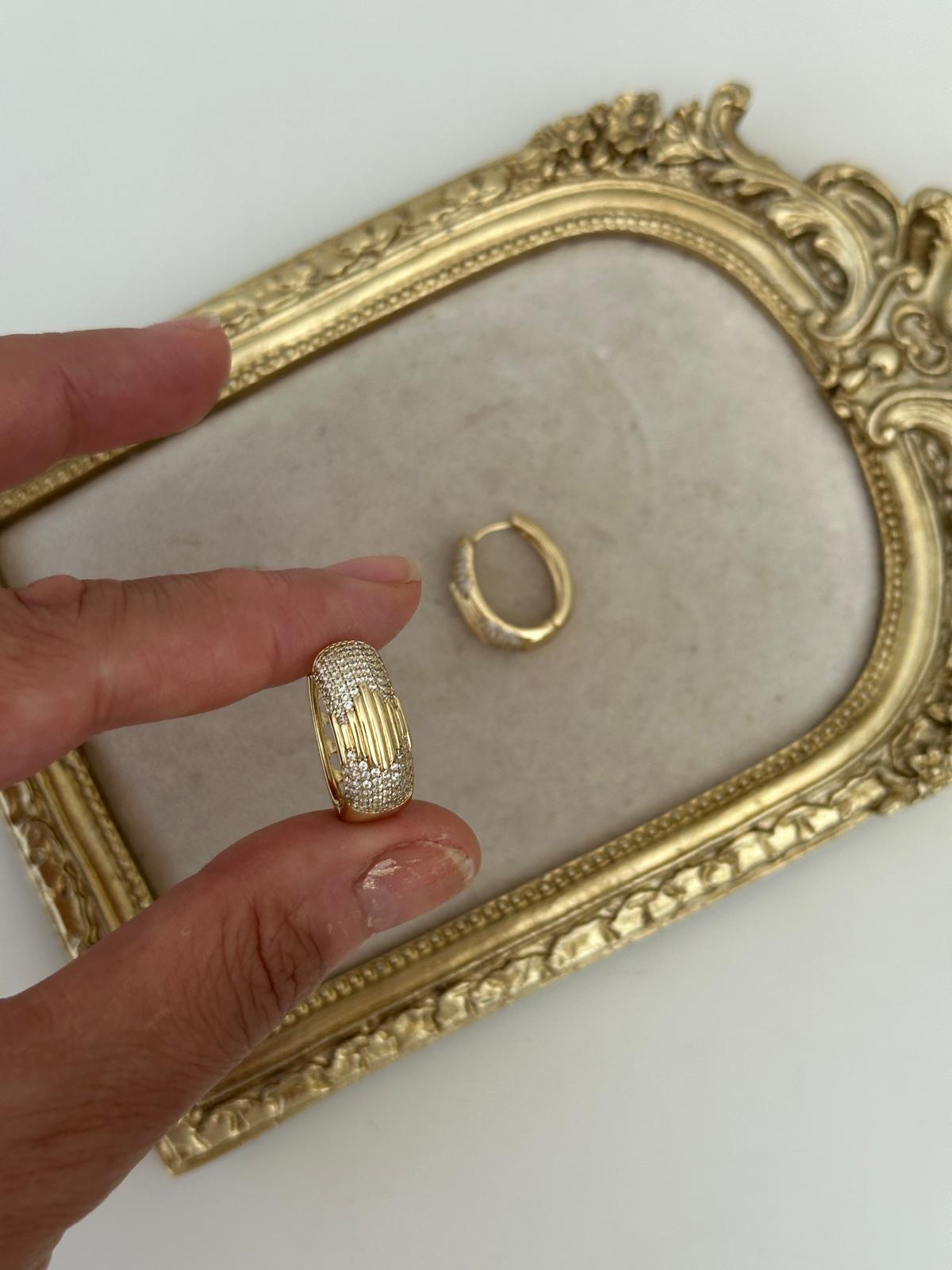 14K Gold Renkli Oval Lazer Kesim İnce Montür Taşlı Küp
