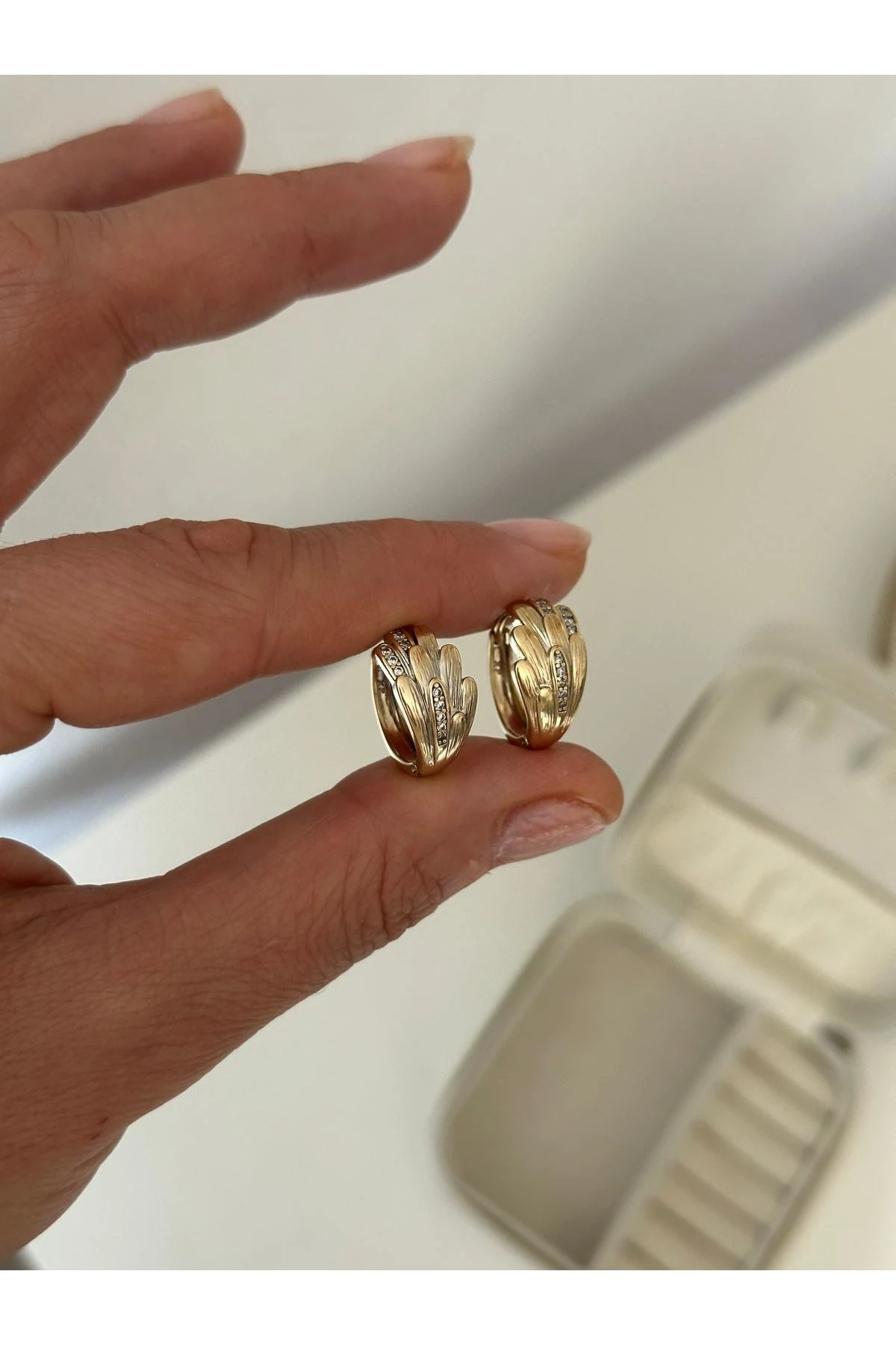 14K Gold Renkli Başak Kabartma Desen Taşlı Küpe