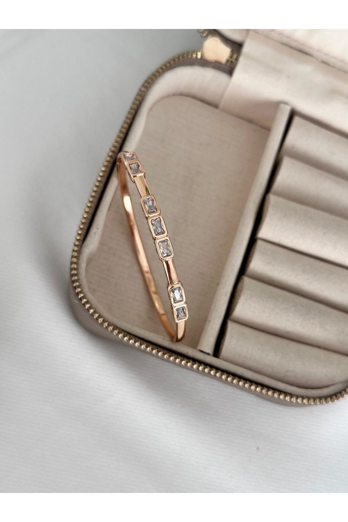 18K Rose Gold Renkli Baget Form Taşlı Oval Kelepçe