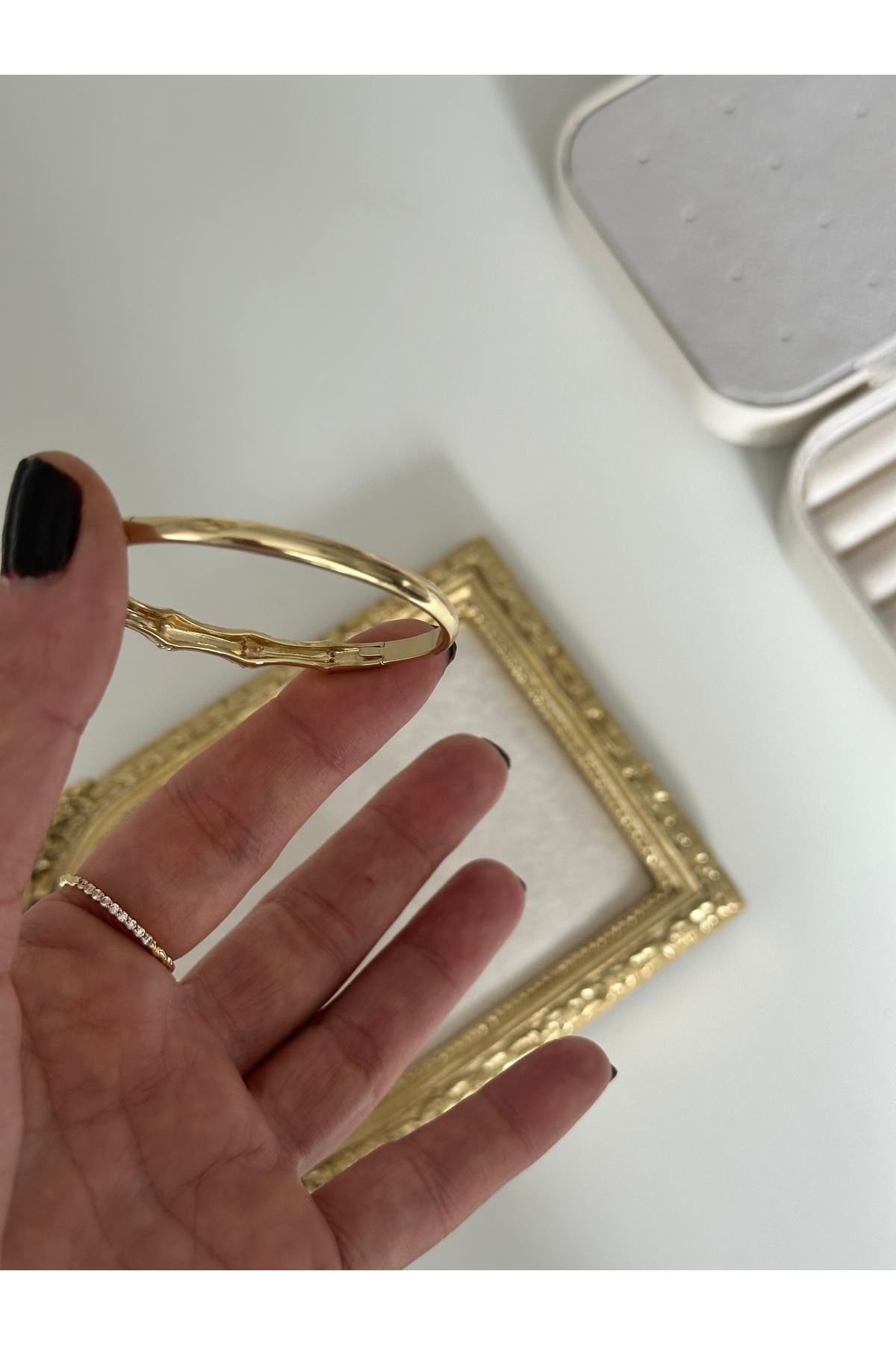 Gold 14K Gold Renkli  Bebe Boy Bomb Kesim Araları  Taşlı Kelepçe