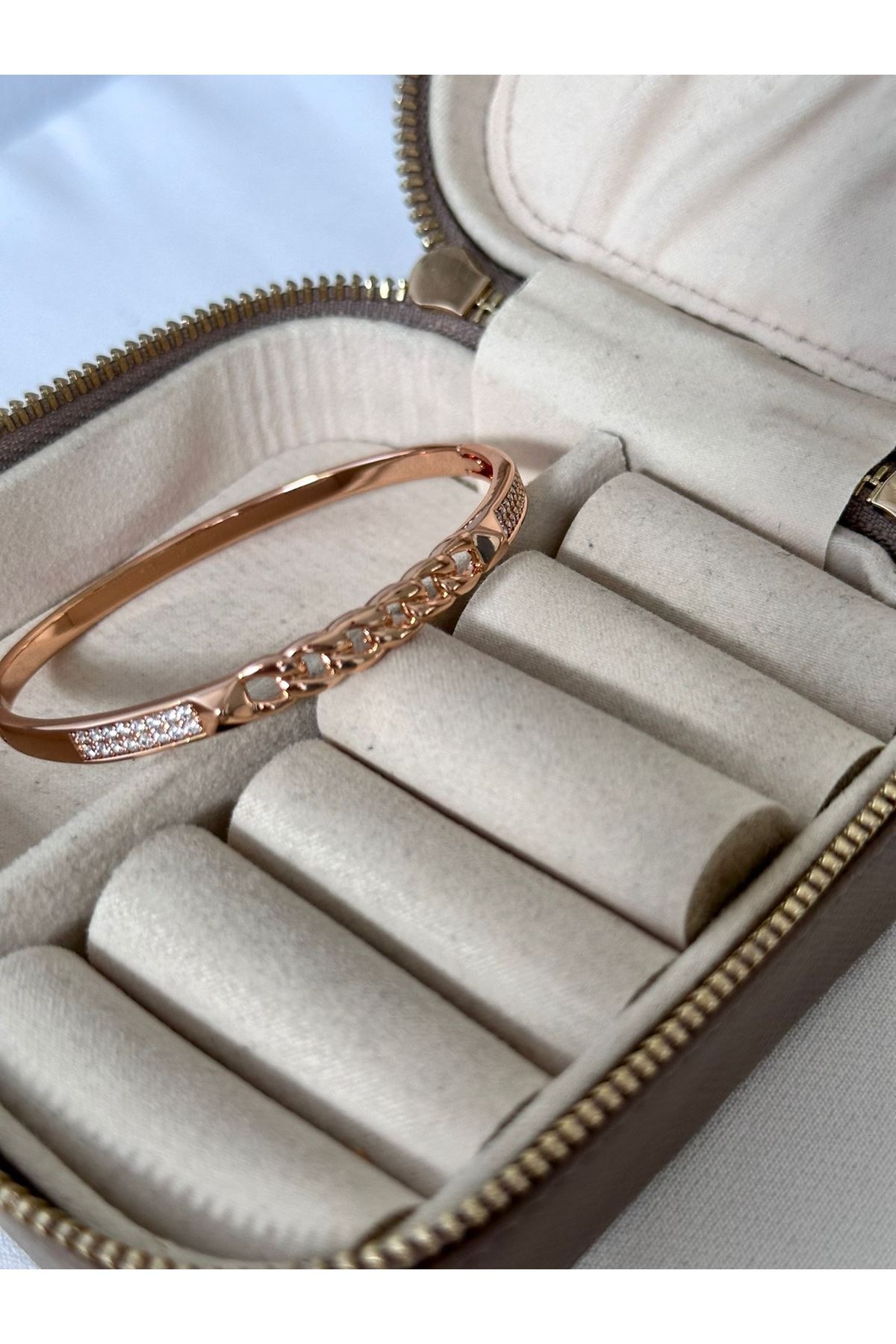 18K Rose Gold Renkli Örgü İki Yanı Sıra Taşlı Kelepçe