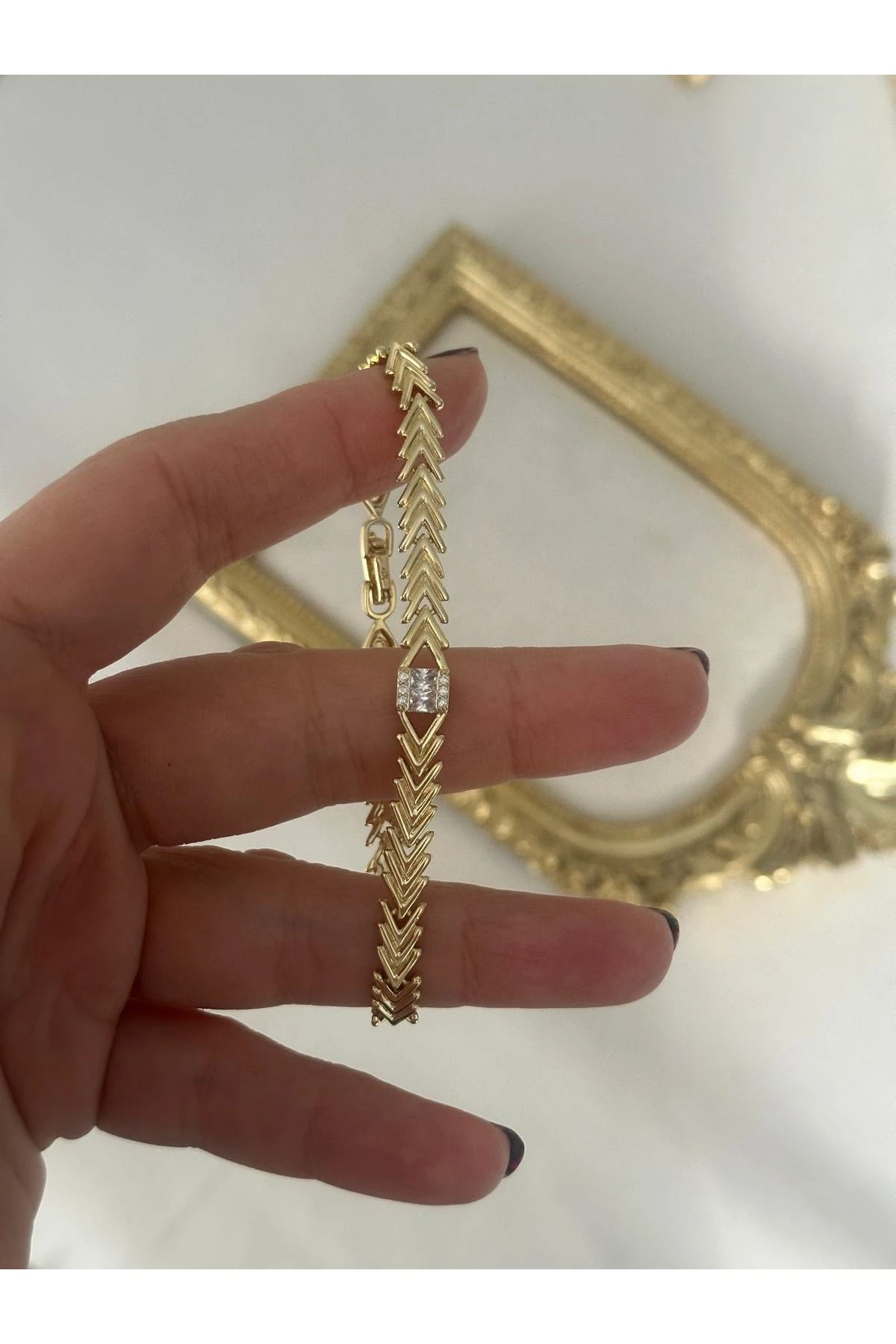 14K Gold Renkli  Marka V Kesim  Ortası Baget Montür Taşlı Bileklik