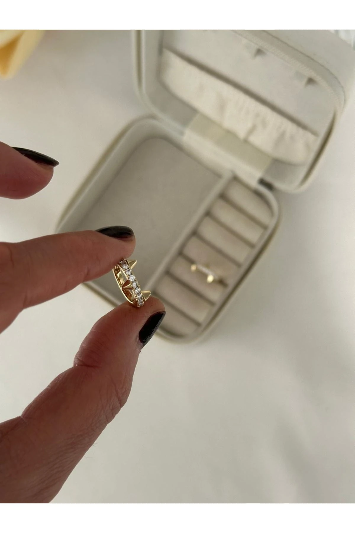 14K Gold Renkli  Halka Taşlı Çivi Kesim Küpe