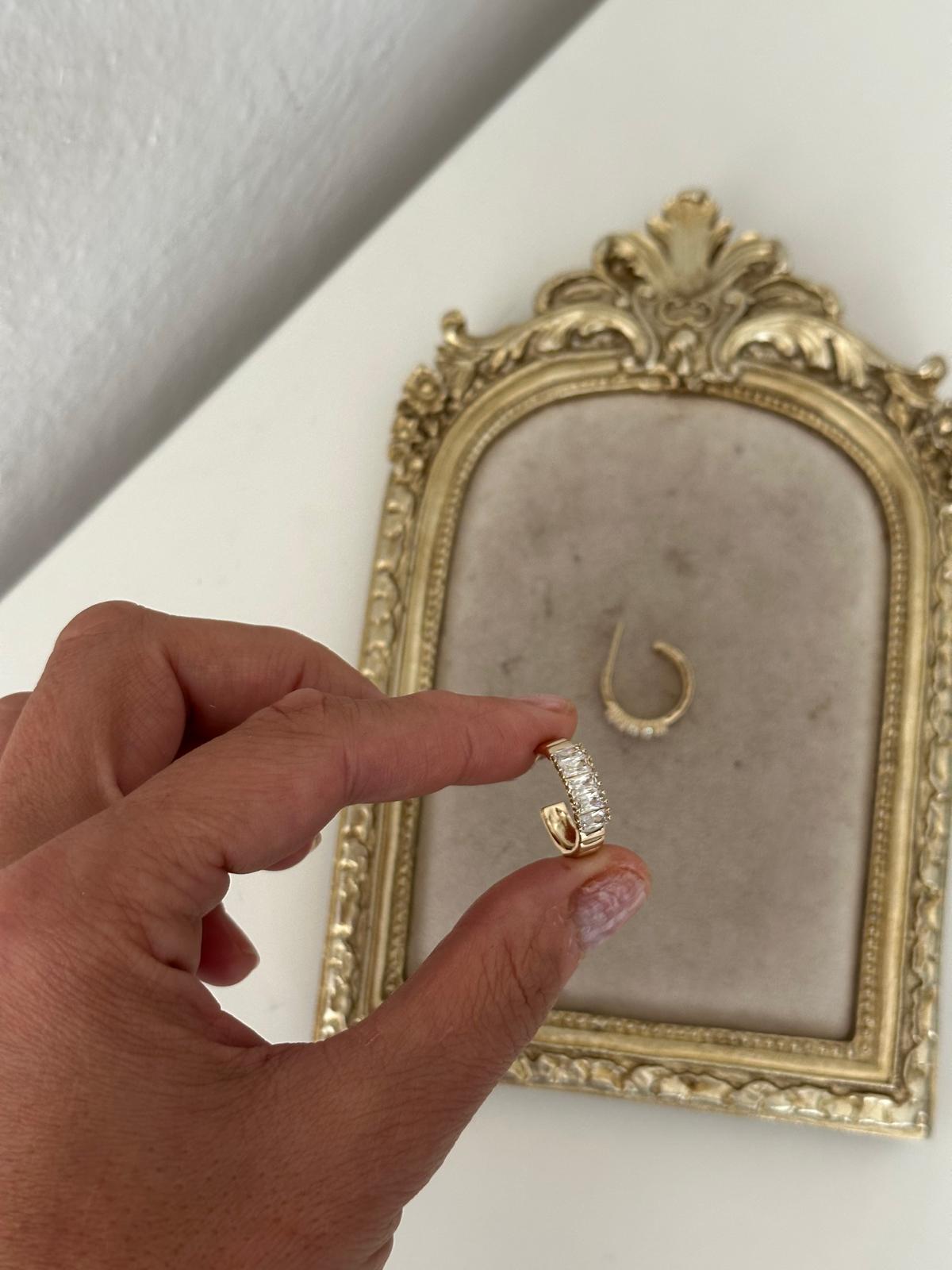 14K Gold Renkli Yarım Halka Önü Baget Kristal Taşlı Küpe