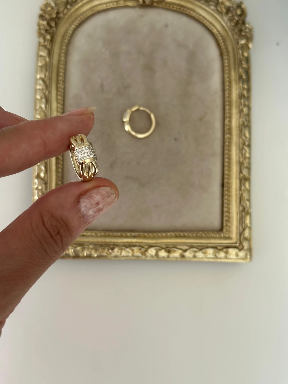 14K Gold Renkli Kuyum Önü Bombeli Montür Taşlı Sarmal Halka Küpe