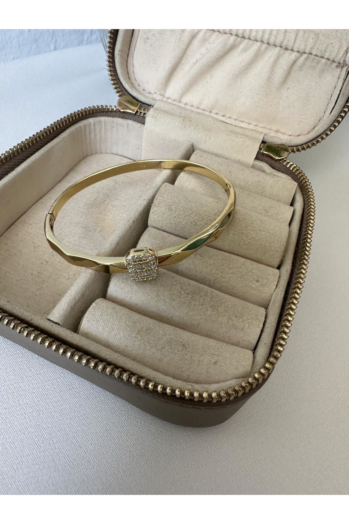 14K Gold Renkli  Kendinden Desenli Ortası Baget Taşlı Kelepçe