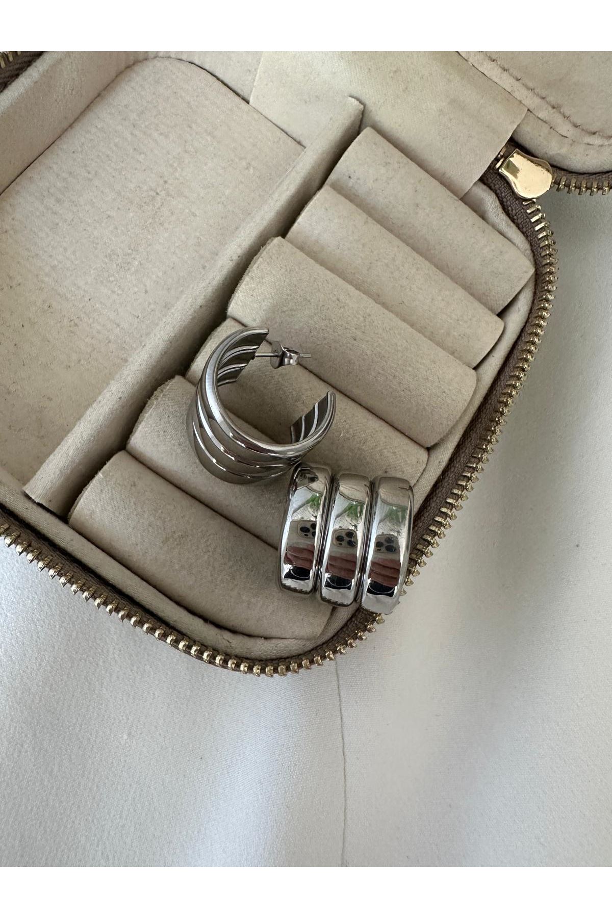 Gümüş Renkli Marka Üç Kulak Deliği Görünümlü Halka Küpe