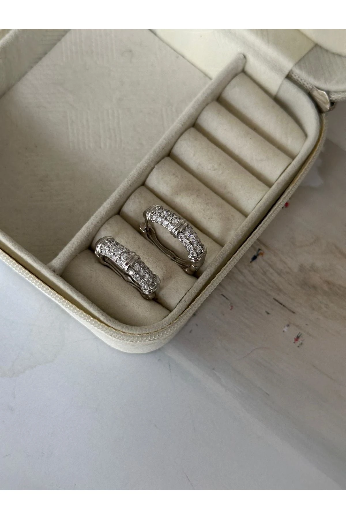 Gümüş Renkli Bomb Kesim Önü Taşlı Şeritli Halka Küpe