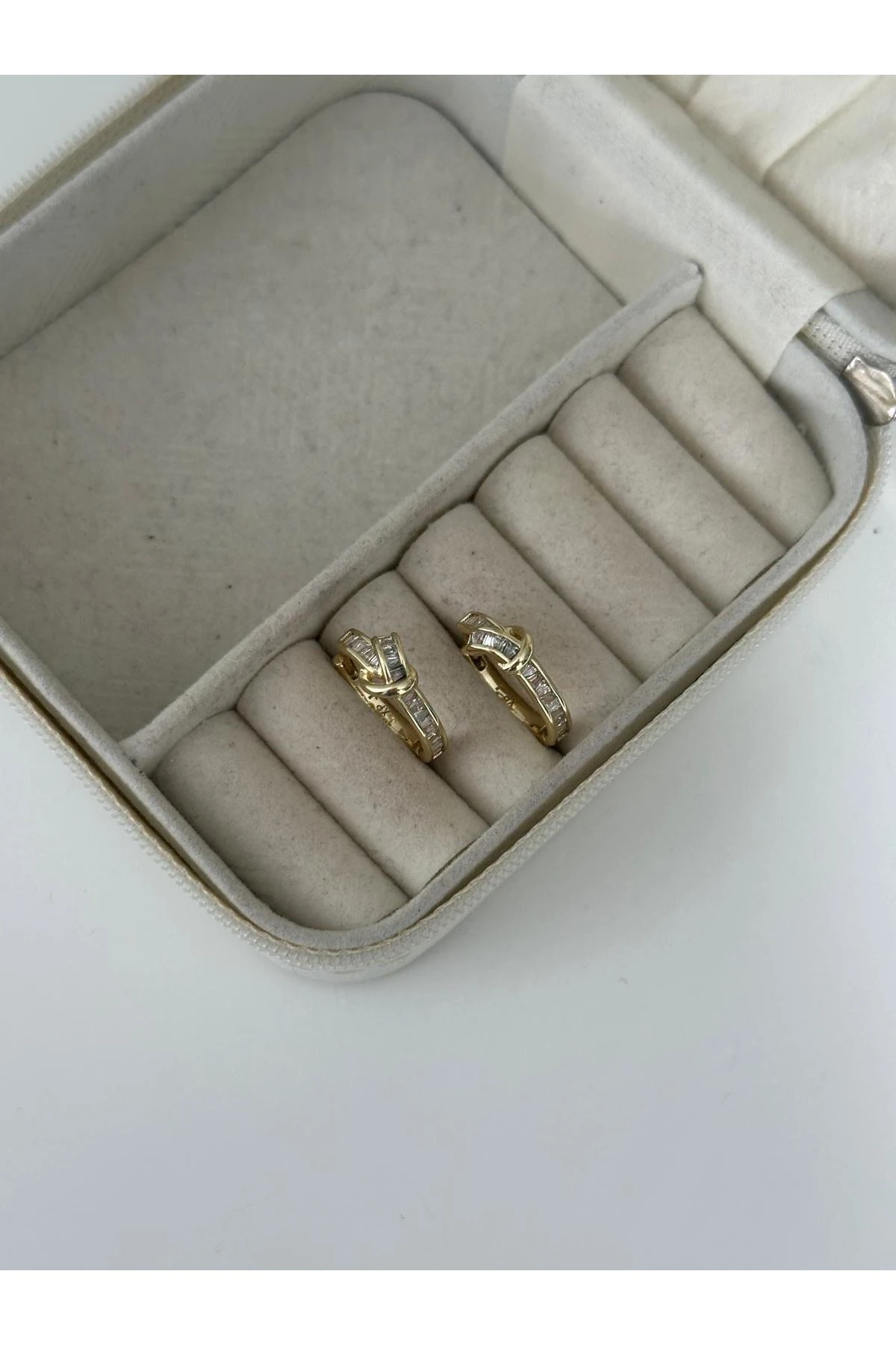 14K Gold Renkli Kristal Taşlı Önü Düğüm Model Halka Küpe