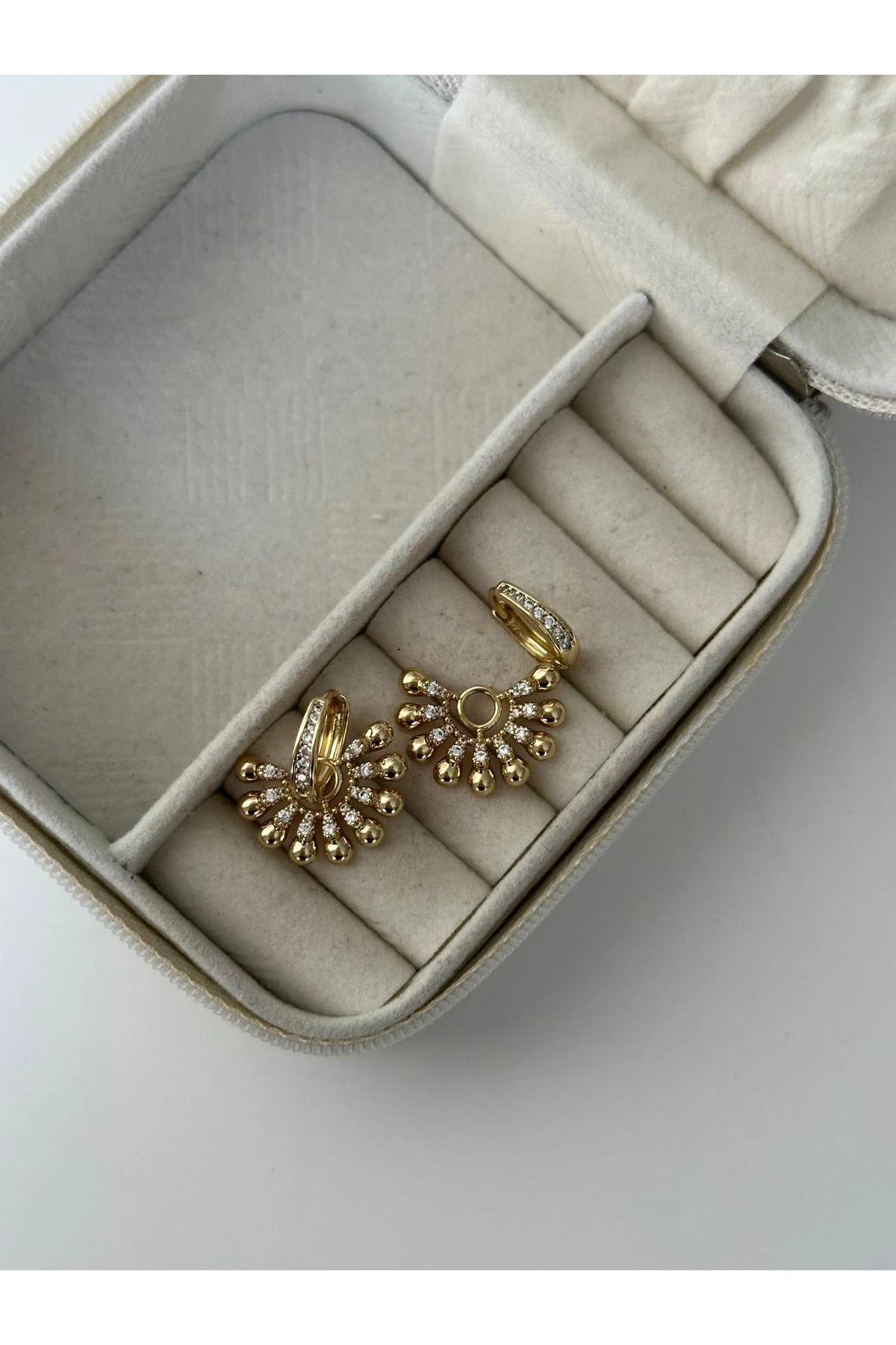 14K Gold Renkli  Halka Yarım Montür Çiçek Taşlı Damlalı Küpe