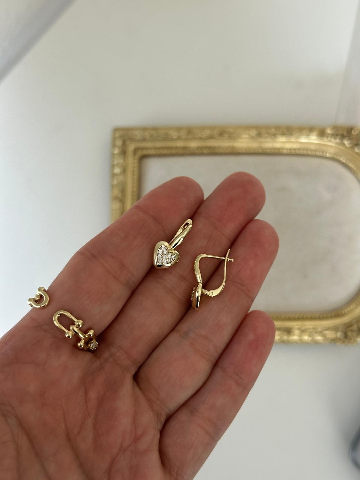 14K Gold Renkli LalE Form Dolum Ortası Kalp Taşlı Küpe