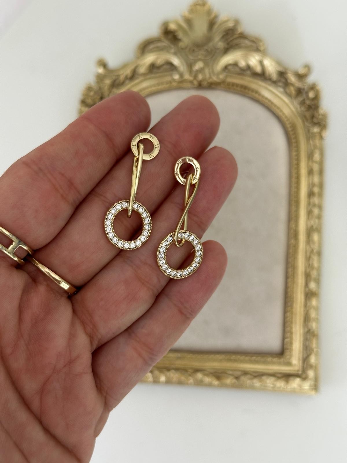 14K Gold Renkli Roma Rakamlı Döner Çubuk Halka Taşlı Zarif Küpe