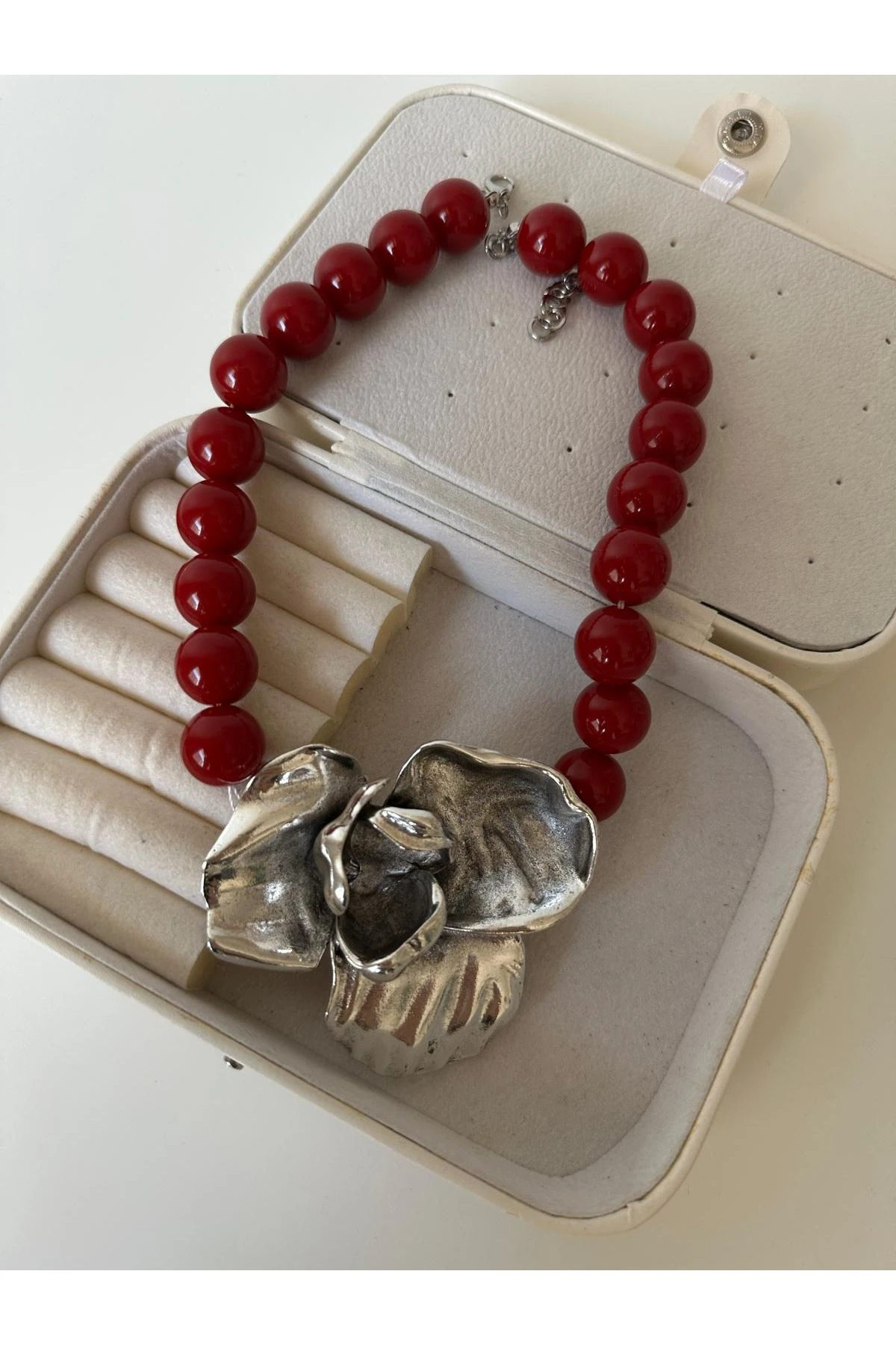 Orjmark  Vişne Gümüş Renkli Topçuklu Gül Detaylı Kolye