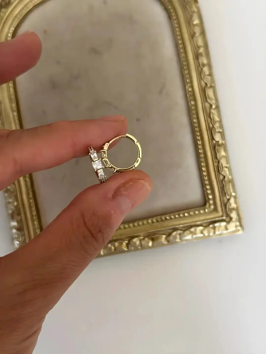 14K Gold Renkli Önü  Dikdörtgen Montür Taşlı Halka Küpe