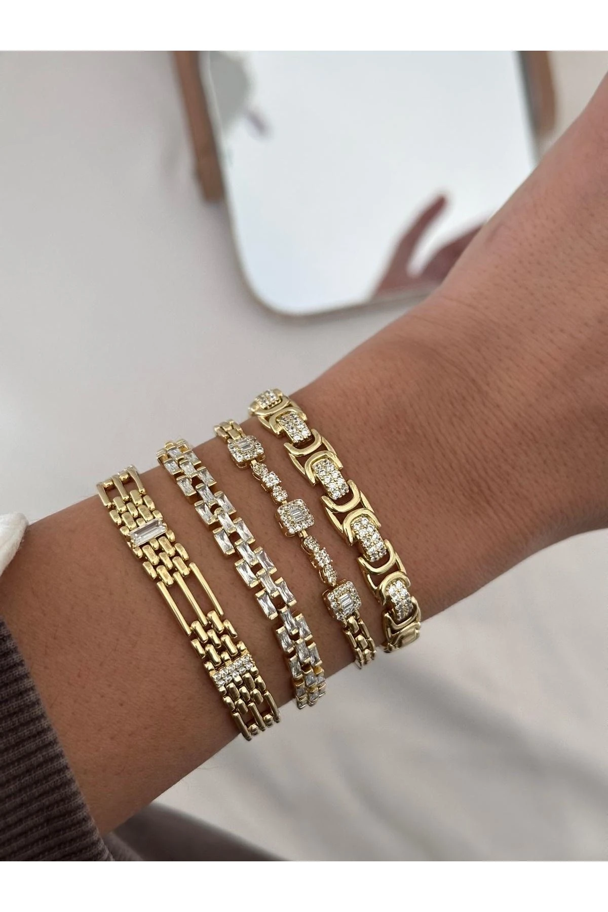 14K Gold Renkli  Ortası Üç Küp Kristal Taşlı Bileklik