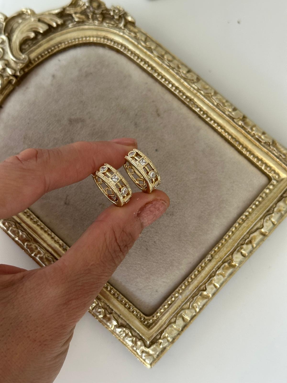 14K Gold Renkli Kuyum Halka Ortası Geometrik Taşlı Küpe