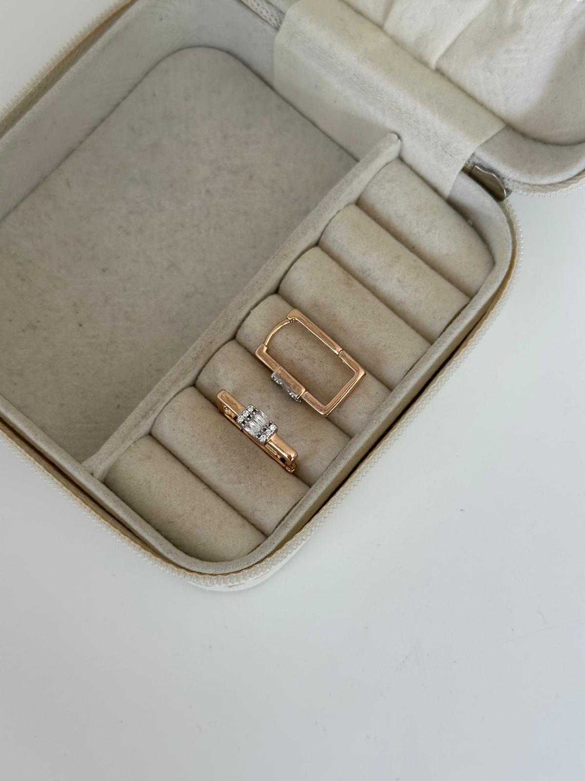 18K Rose Gold Dikdörtgen Kesim Ortası Beyaz Kristal Taşlı Küpe