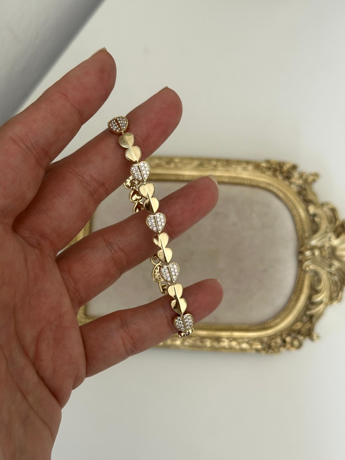 14K Gold Renkli Kalp Taşlı Plaka Kesim Bileklik