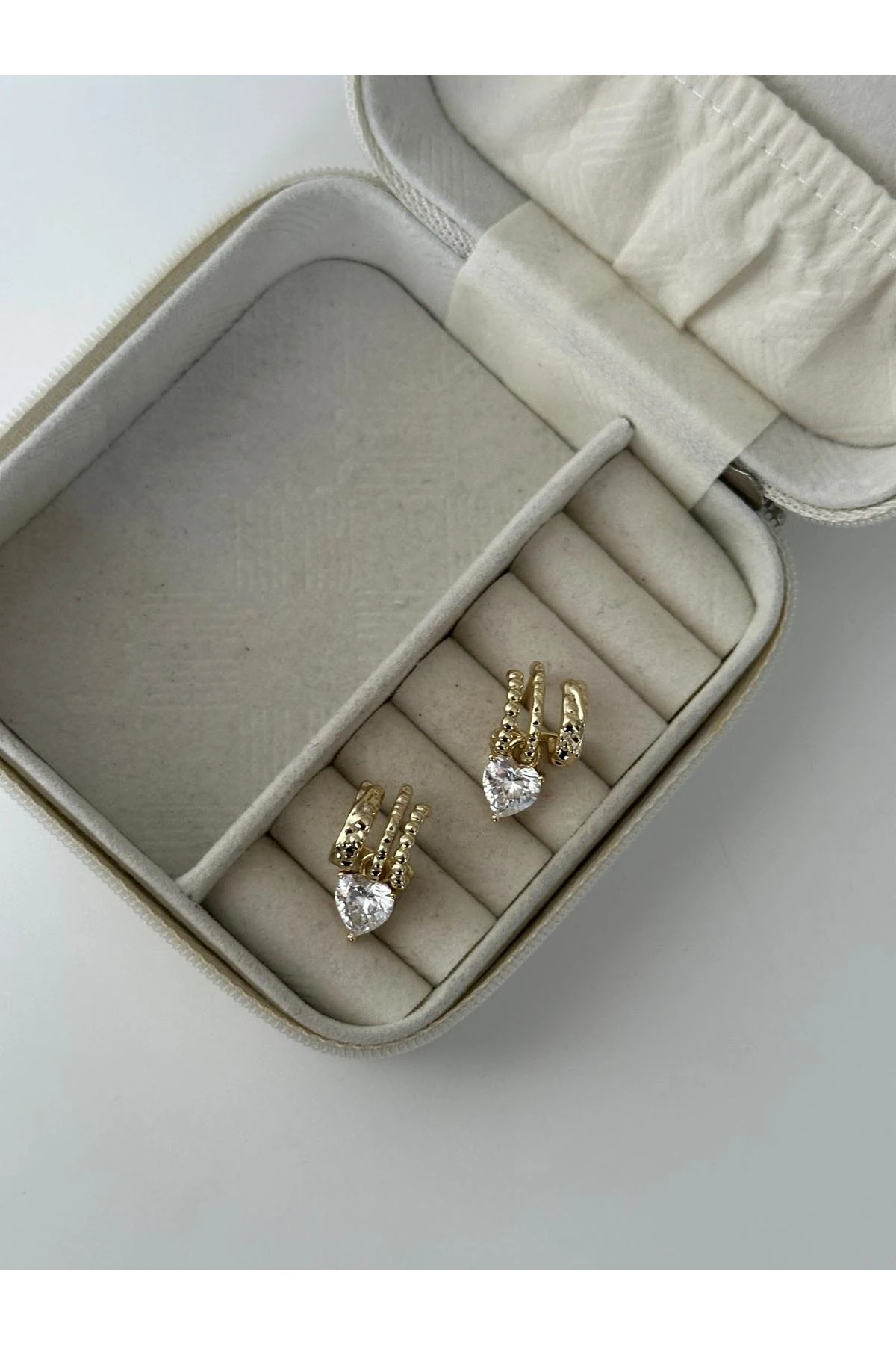 14K Gold Renkli  Üç Kulak Deliği Görünümlü Kalp Kristal Taşlı Küpe