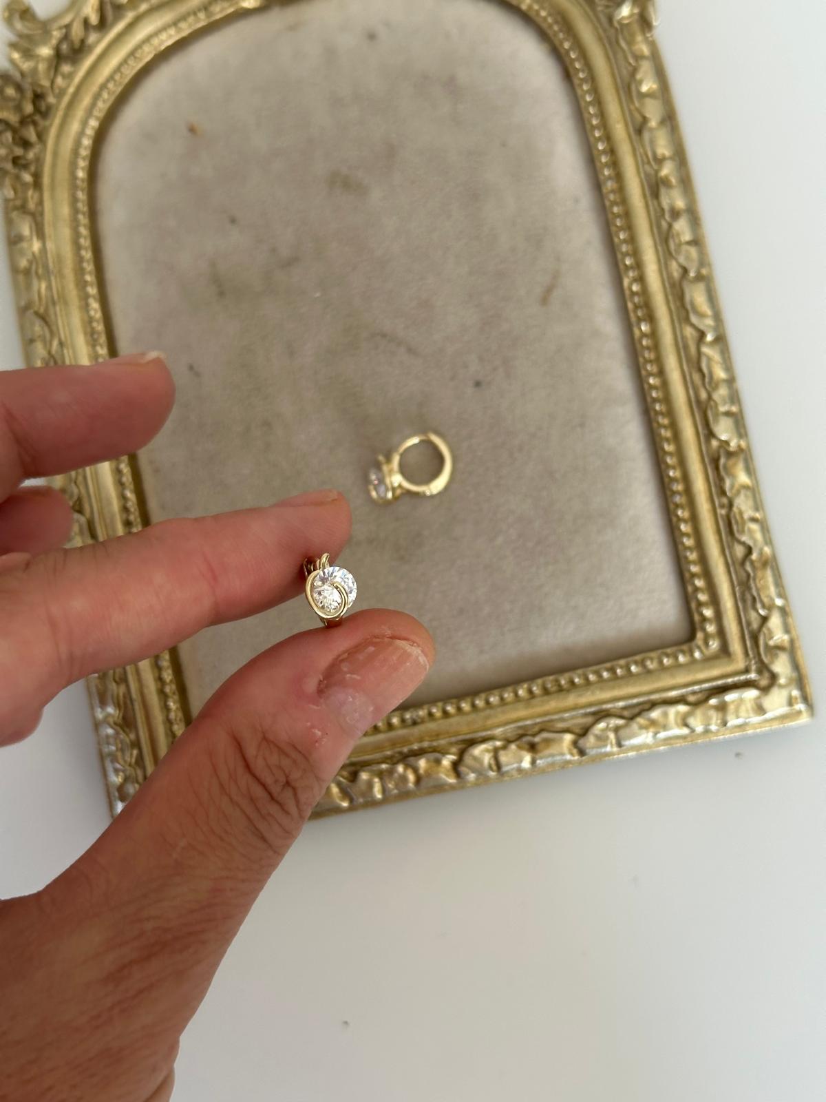 14K Gold Renkli Tek Taş Şerit Geçmeli Minimal Halka Küpe