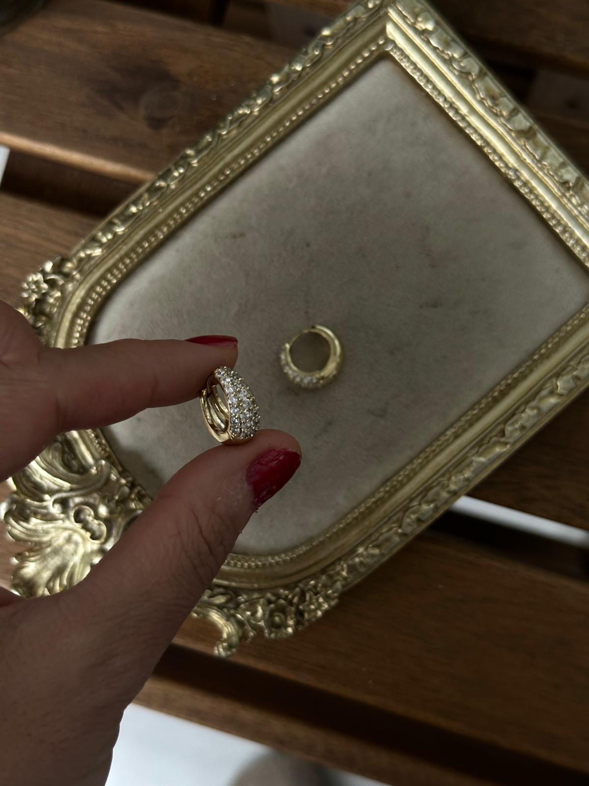 14K Gold Renkli  Halka Kuyum Basıc Önü Sıralı Montür Taşlı Küpe