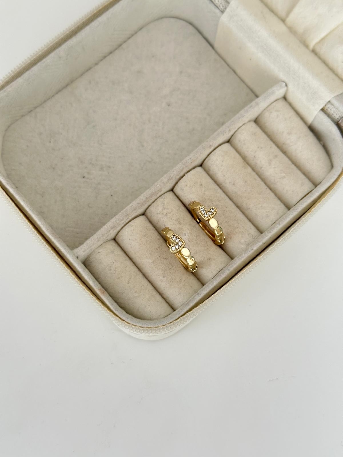14K Gold Renkli Halka Plaka Ortası Kalp Taşlı Küpe