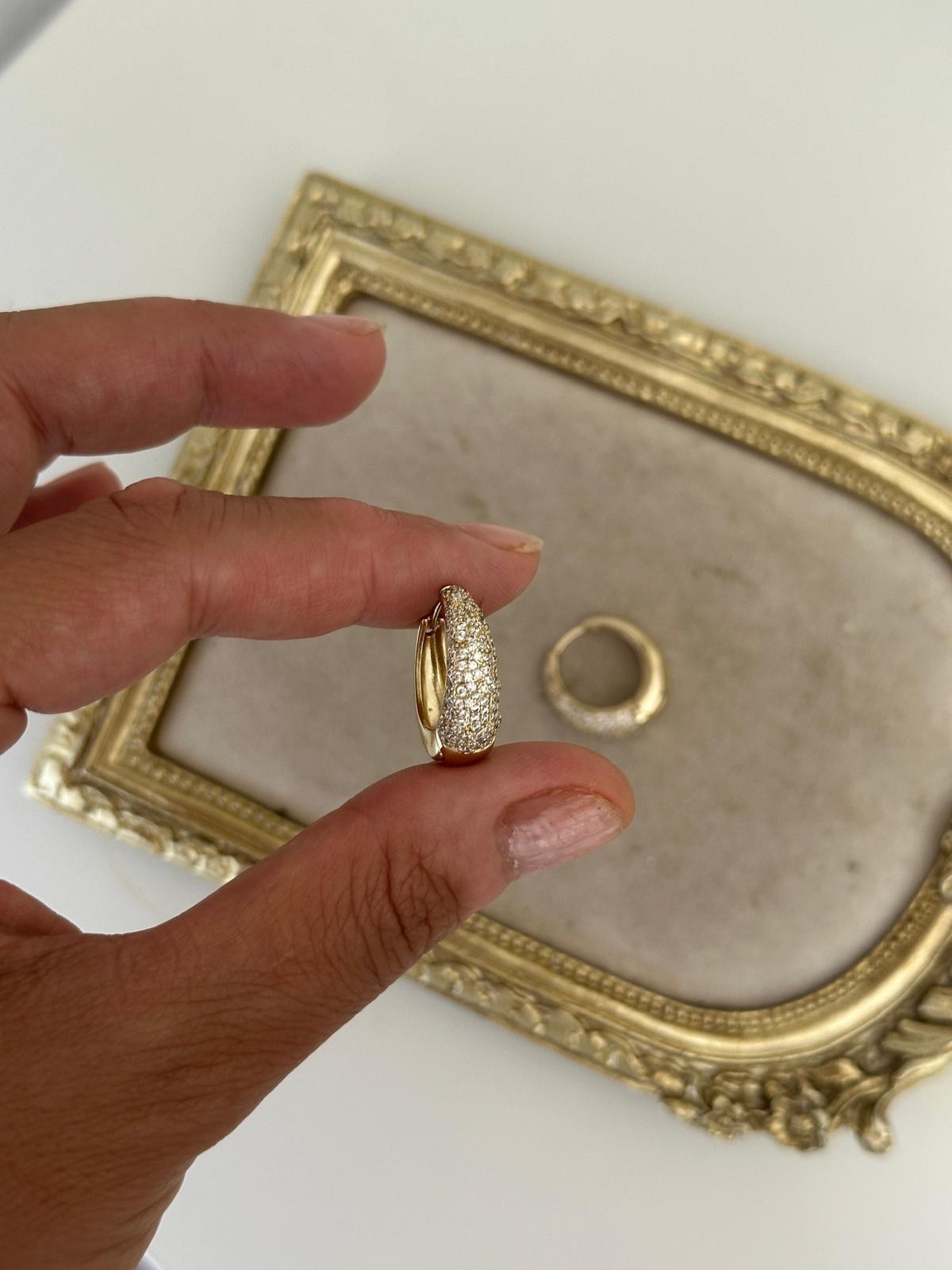 14K Gold Renkli Premium Kabartmalı Sık Montür Taşlı Oval Kesim Halka Küpe