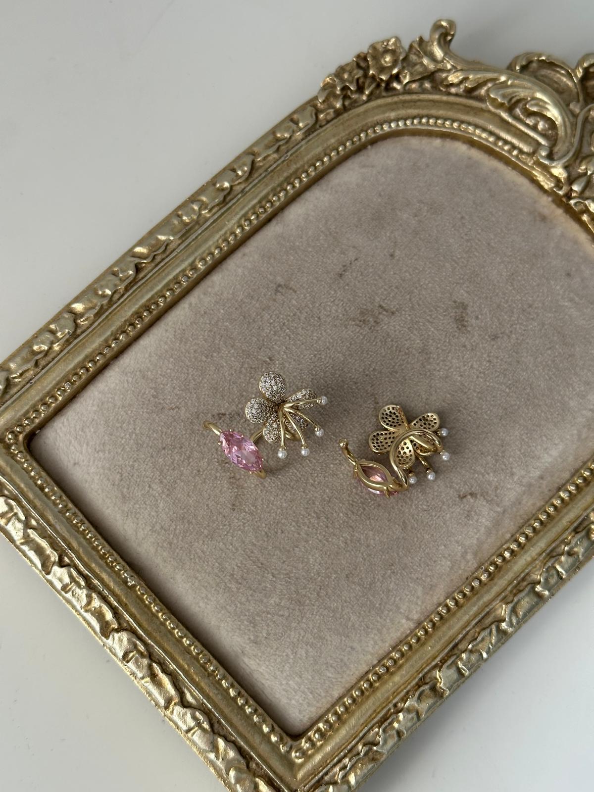 14K Gold Renkli Pembe Oval Taşlı Çiçek Çiçek Montür İnci Detaylı Tasarım Küpe